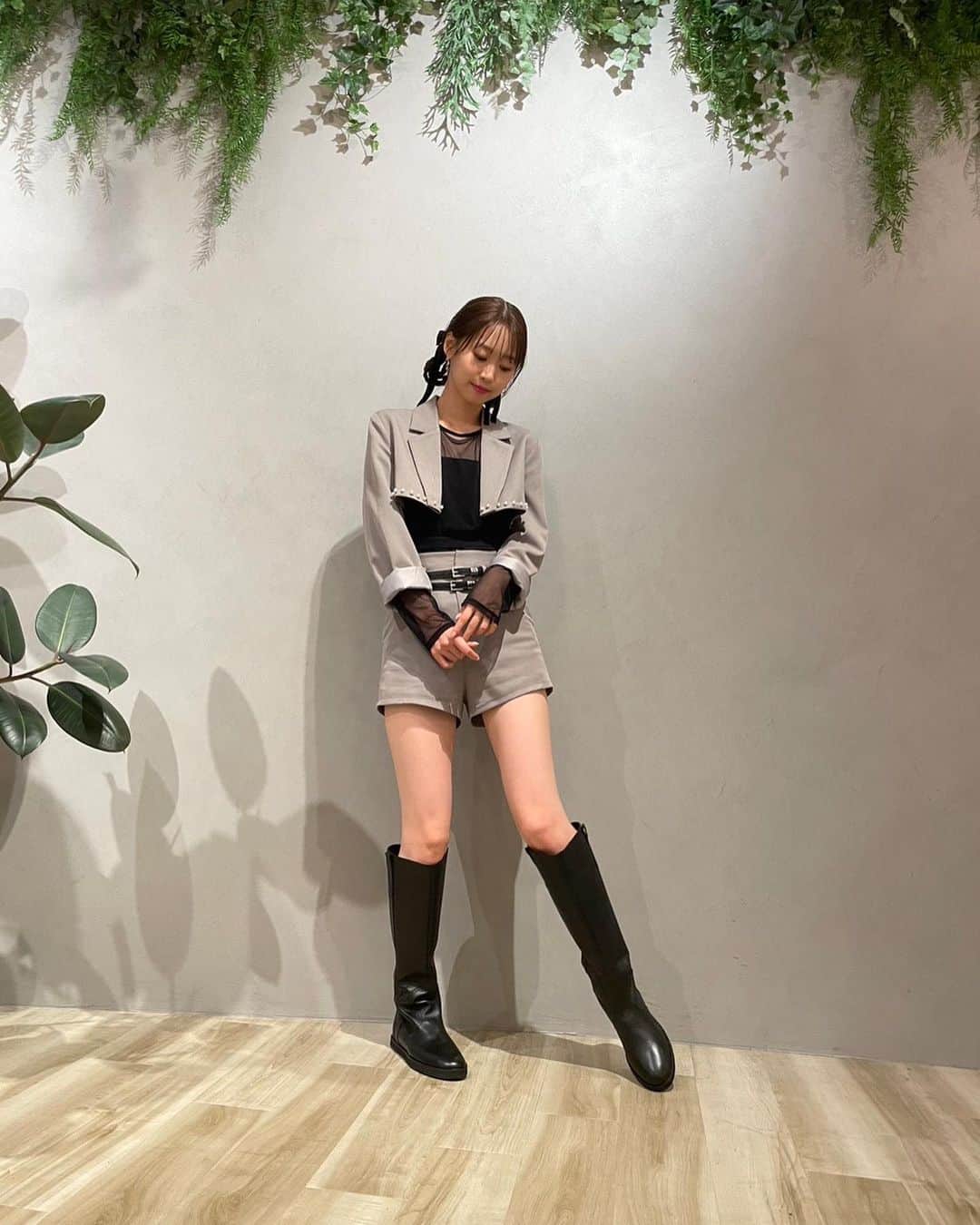 芹澤優さんのインスタグラム写真 - (芹澤優Instagram)「・  いろいろなジャンゴーパイヨーの取材や撮影で着ているお衣装です！  ギャケットかっこいくて 髪型はリボンついてて可愛いくて  全体的にとても好みでした〜♡♡  スタイリスト @shingo_tsuno  ヘアメイク @1129kotomi   #⛄️🤎」10月16日 20時53分 - seriko_is_no.1