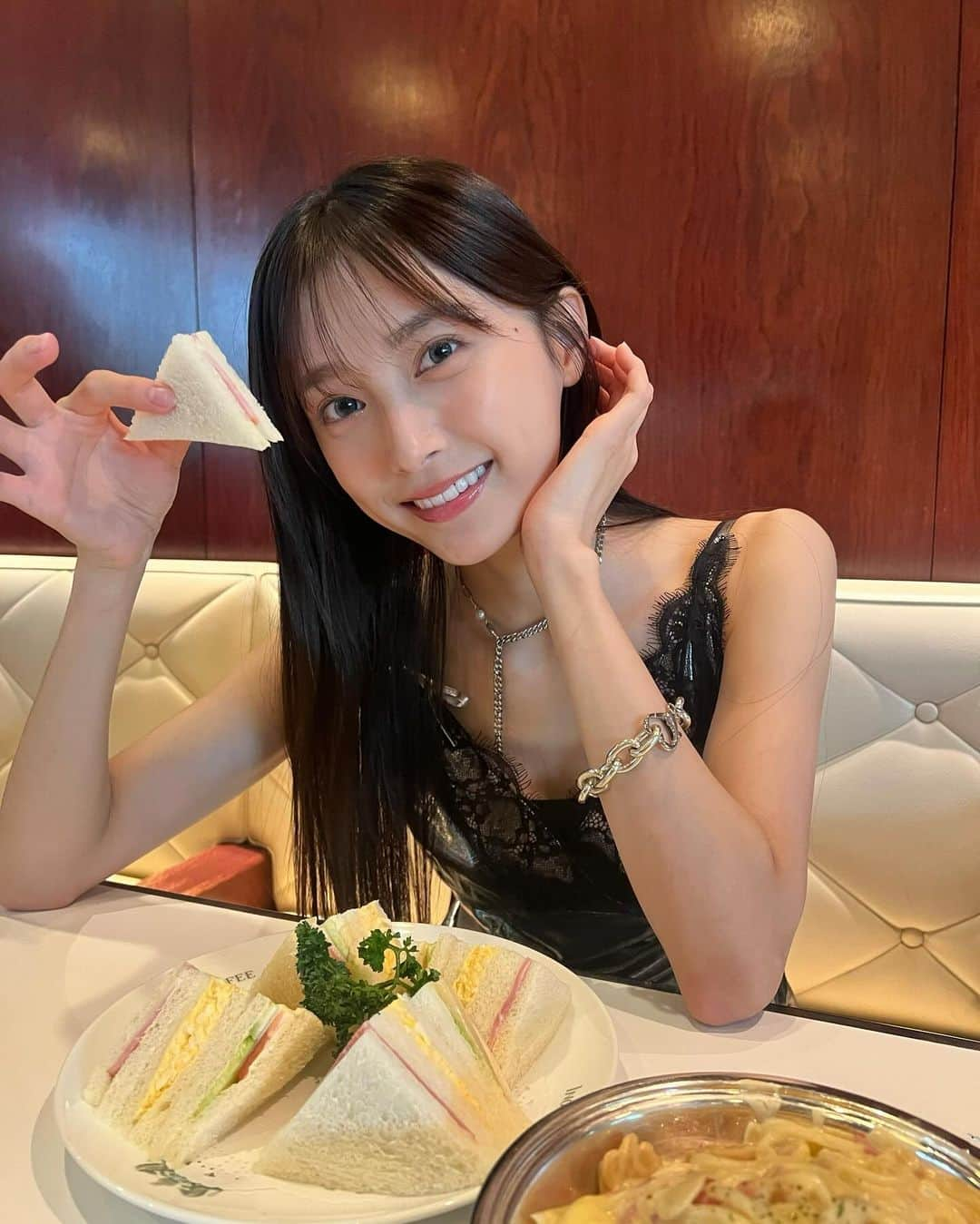 小山リーナのインスタグラム：「サンドイッチの持ち方独特すぎる🥪」