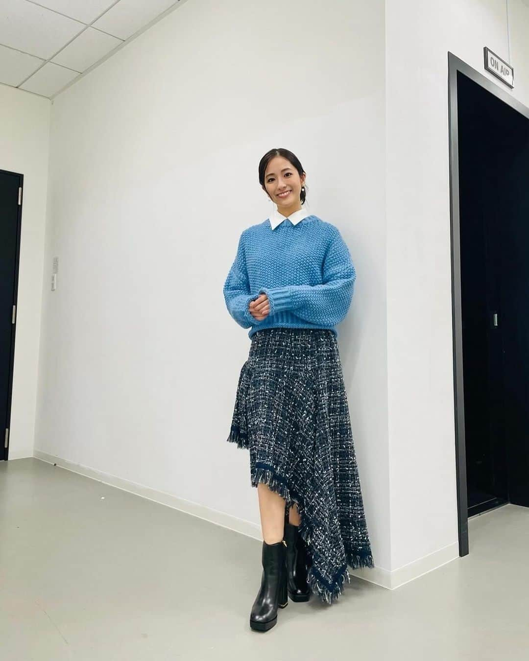 田村真子のインスタグラム：「今日から毎週月曜深夜0:44〜放送の 月バラナイト『神アドバイスで激変BeforeAfter！ガラッとチェンジマン』がスタートです✨ もうすでに何本か録っているのですが、わたしもあることにチャレンジしてきました笑🤣 第1回は飲み会などでみなさんも振られがちな「モノマネ」についてです！ ご覧ください😊  衣装 tops👕　　　　　L'AUBE BLANC skirt  Fumiku」