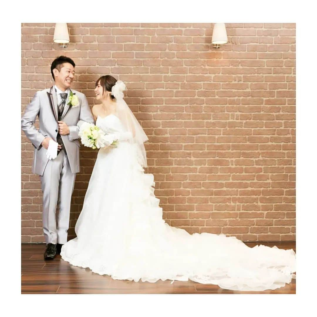 赤崎あかりさんのインスタグラム写真 - (赤崎あかりInstagram)「. たぶん日本一映えない結婚記念日写真🤣 . 先週の10月10日に父ちゃんと結婚20周年を迎えました～😊結婚して365日×20年=7300日！ 予定では7300本のバラの花束を持ちながら、20カラットのダイアモンドをつけて写真を納めるはずやったんやでw . まぁ現実は仕事終わりに閉店間際のスポーツ店に息子の部活応援用ベンチコートを夫婦でGETして終了😂💦 . 思い返せば20年。色々あったな～としみじみ… . 父ちゃんは仕事が忙しく4兄弟の子育ては実家にも一度も帰省する事なく常にワンオペの日々！ . 前駆陣痛と闘いながら幼稚園のお弁当を作ったり、破水した時はバスタオルを挟んで上の子を送り出した後に病院に駆け込んだりとか🌀💦前にも後ろにも両手にも子どもをかかえながらの登園や買い物をしてたっけな～🤭 子ども達のイヤイヤ期の(イヤｯ！)にはこっちも(お母さんだってイヤｯ！)で返し、反抗期で中指を立てられれば投げキッスをお見舞いしたり、怒りすぎた日は寝る前に(お母さんは○○の事好きやと思う？嫌いやと思う？)と言うクイズを答えが(大好き！)と当てるまで永遠に出したりねｯ😊 . だもんで20周年は父ちゃんにひたすら接待を受けながら崇めてもらう予定やったんやけど、毎日一生懸命仕事を頑張ってくれてた父ちゃんのおかげで今があると思うと…やっぱり感謝でね😌むしろイライラして怖い顔ばかりしてた時も少なくなかったやろうけど、ここまで耐えてくれた事を20周年は父ちゃんを賞しますw🏅 でもって引き続き25周年の銀婚式まで、どう煮て焼いて鍛えてやりましょうかね～Ψ(｀∀´)Ψｹｹｹ . そして。。。誕生日も母の日も忘れるくせに、この日はまさかの4兄弟たちからサプライズでソープブーケのプレゼント💐 今までこっぴどく泣かせてきたのに、この日ばかりは逆に泣かされましたやん～😭息子たちありがとう～😭🌹 嬉しすぎて毎日眺めてる単純者の母ちゃんよw . これからもチーム赤﨑家のキャプテンとしてビシバシと先頭をきって行こうと思います💪(*￣ー￣)✨ . 子どもたち大きくなったな～🥺 お互い年齢を重ねたね～…父ちゃん🤭 . . . . . #結婚記念日 #20周年 #感謝の気持ち」10月16日 20時46分 - a.akari0621