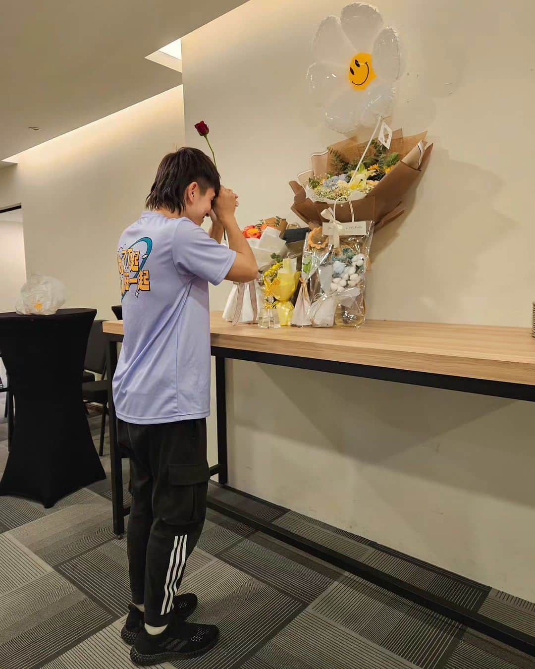 のインスタグラム：「“我知道我心裏 會有更大的天地”☀️  這一輪真的是畢業了，很幸運人生旅途裡面能夠遇到你們✌🏻 朋友們送來的畢業禮物真的有夠誇張，小弟何德何能能夠收到你們給我的愛🥹 原來真的當你認真地去感受生活上任何事物的時候，你就發現這個世界其實處處都很漂亮🌍 秉持著“夠想要就能要的精神”，帶著L18榮耀畢業🎓 畢業不是結束，而是另一段人生的開始～✨️」