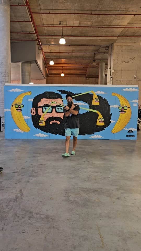 MULGAのインスタグラム：「From a wall so white to a laser beam bearded banana sight⁣ ⁣ Laser Larry and his Banana Boys mural painted live  at @theotherartfair in Sydney🍌😎🍌⁣ ⁣ #mulgatheartist #theotherartfair #beardart #surfart #bananaart #muralart #artistlife #artistsofinstagram #art #artoftheday #arte #artcollector #australianart #australianartist #artistsoninstagram #ArtisticExpressions #artist」