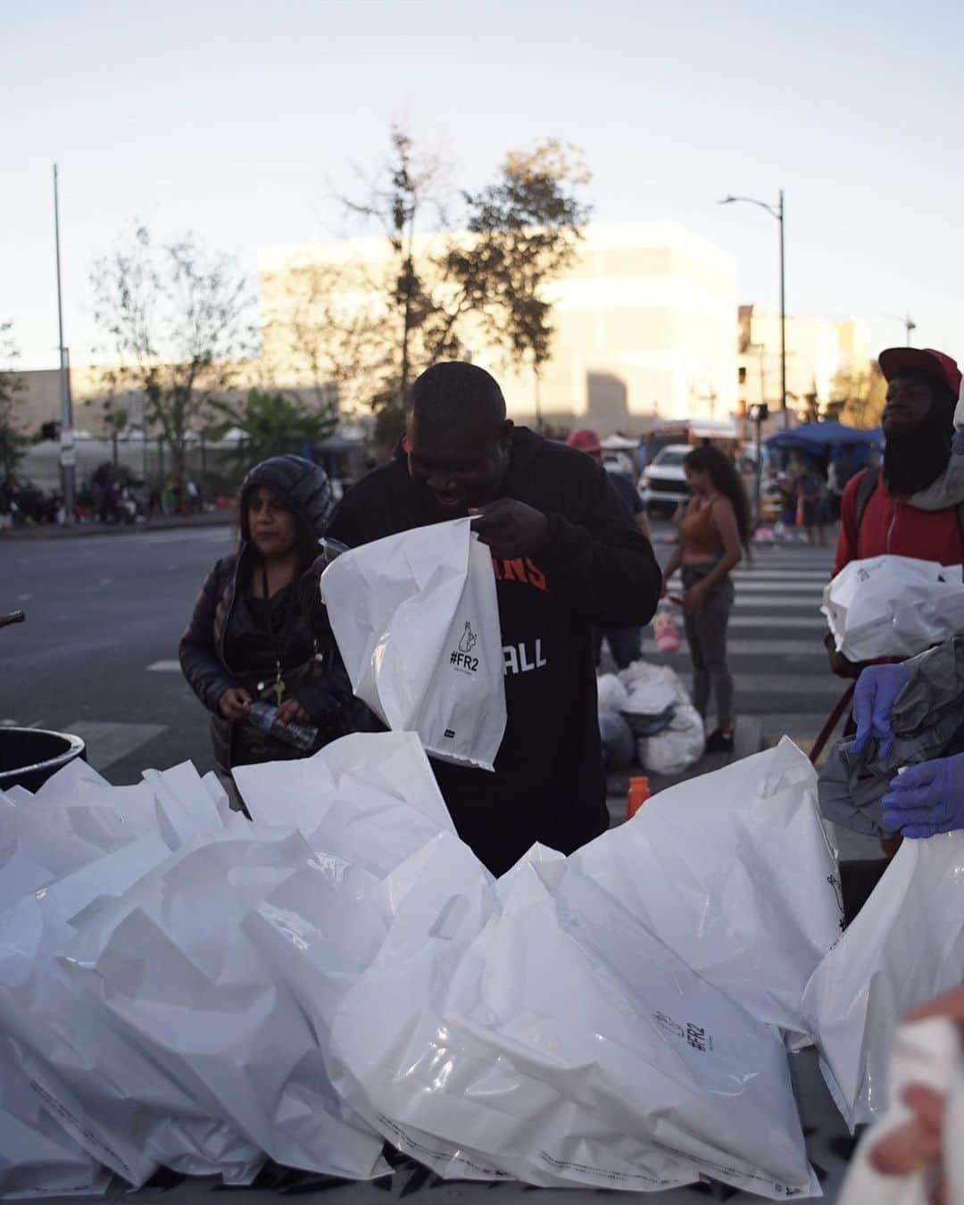 石川涼さんのインスタグラム写真 - (石川涼Instagram)「CENO Company LA🇺🇸の活動が始まりました。  #FR2 donated to @feedthestreets_la, a community-based mutual aid organization donated food, hygiene products, clothing, and educational items for hand to hand distribution.   We will continue and be part of this initiative regularly.  食品、衛生用品、衣類、教育用品などの寄付を集め、手渡しで配布する地域密着型の互助組織Feed the streets LAに #FR2 が参加させて頂きました。  #FR2 は今後も定期的にこの活動を続けていきます。  Photo by @hyakubo100   #FR2 #fxxkingrabbits #頭狂色情兎 #feedthestreets」10月16日 20時50分 - vanquishceo