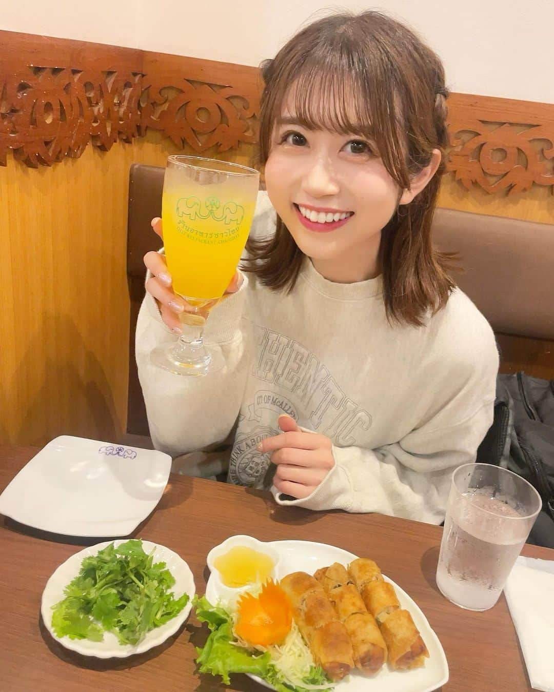 有川結女のインスタグラム：「タイ料理美味しかった🇹🇭💓 4.5枚目特に幸せに溢れてる笑🌱  #タイ料理 #渋谷グルメ #渋谷ディナー #食べるの大好き #アイドル #ボブ #外ハネ #髪アレンジ #ヘアスタイル #スウェットコーデ」