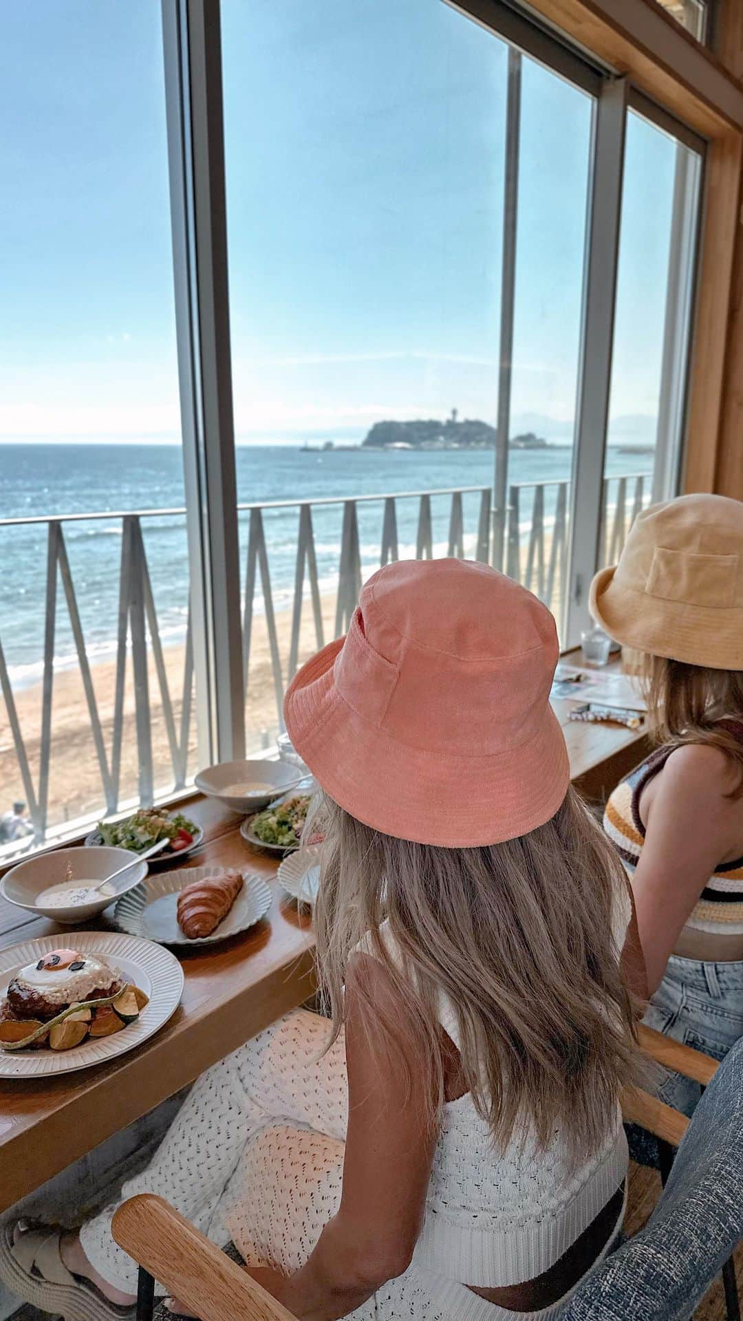 AKKOのインスタグラム：「𝗲𝘀𝗽𝗿𝗲𝘀𝘀𝗼 𝗗 𝗪𝗼𝗿𝗸𝘀 七里ガ浜🥞🌴 ・ 私のお気に入りの Ocean viewカフェは "名物トリュフロコモコ"や ふわふわの "七里ヶ浜パンケーキ"が 人気のカフェ＆レストラン @edw_shichirigahama  鎌倉七里ガ浜に @taaaa_chan24 と 行ってきたよー🥰❤️ たぁちゃんとがこっち来た時に 行きたい場所行きまくって めっちゃ楽しかった🥹✌🏾 ・ 渋谷や池袋、恵比寿などの都内店は有名だよね❤️ ・ 天使のクロワッサン🥐が めちゃくちゃ美味しくて サクサクのふーわふわで  何個でもイケちゃうよ🤭‼️  メニューはどれを食べても 本当に美味しくて大満足でした🤗❤️ ・ 私が行った時は真夏で風が強かったから室内だったけど、 屋上テラスは富士山🗻も見えるし、 オーシャンビューのこのロケショーンが最高すぎるの🥺🌴  ワンコ🐶は 小型犬ならオッケーみたいだよー‼️ ・ 七里ガ浜周辺のカフェを探してたら 是非行ってみてねー🤗❤️  _________________________________ ・ 『𝗲𝘀𝗽𝗿𝗲𝘀𝘀𝗼 𝗗 𝗪𝗼𝗿𝗸𝘀 七里ガ浜』 ・ 𝗚𝗼𝗼𝗴𝗹𝗲 𝗺𝗮𝗽𝘀 の🎙で エスプレッソ ディー ワークスで すぐ出てくるよ🤗 ・ ADDRESS 鎌倉市七里ガ浜1-4-11 トライアングル七里ガ浜2階-B  電話番号	090-7874-9572 営業時間	8:00～19:00 予約	予約不可 利用条件	店内可（小型犬のみ） 駐車場  建物裏線路側にある 「 D-Parking トライアングル七里ガ浜」の🅿️は 4台駐車可 ただ、提携割引サービスはないので 「七里ガ浜海岸駐車場(340台）」に 停めて行くのががおすすめかなー💁🏾‍♀️✨  ✔︎D-Parkingトライアングル七里ガ浜 15分200円  ________________________________ ・ ・ また 湘南オススメカフェ紹介させてね🤗 ・ ・ ・ ・ #ootdfashion #espressodworks  #espressodworks七里ヶ浜  #エスプレッソディーワークス七里ヶ浜  #湘南カフェ  #湘南ランチ  #鎌倉ランチ  #鎌倉カフェ巡り  #湘南カフェ  #湘南カフェ巡り  #鎌倉カフェ  #おしゃれカフェ巡り  #七里ガ浜カフェ  #湘南グルメ #ビーチコーデ #ビーチカジュアル  #海外コーデ  #海外ファッション  #カリフォルニアスタイル  #ボヘミアンコーデ  #バケハコーデ #南国リゾート  #ビーチカフェ  #オーシャンビューカフェ  #女子会ランチ  #ルーフバルコニー  #パノラマビューカフェ #江ノ島一望テラス席  #湘南」