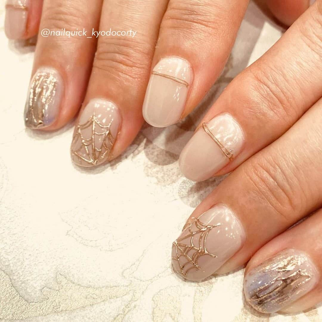 ネイルサロンならネイルクイックさんのインスタグラム写真 - (ネイルサロンならネイルクイックInstagram)「@nailquick マグネットやミラーアートdeハロウィンネイル👻⁣ ⁣ 〰️🏷①⁣ @nailquick_coredo_nihonbashi ⁣ ネイルクイックコレド日本橋店⁣ ⁣ ⁣ 〰️🏷②③⁣ @nailquick_kyodocorty ⁣ ネイルクイック経堂コルティ店⁣ ⁣ ⁣ 〰️🏷④⁣ @spanail_otemachi ⁣ スパネイル�大手町店⁣ ⁣ ⁣ 〰️🏷⑤まいめ⁣ @nailquick_periechiba ⁣ ネイルクイックオアシスペリエ千葉店⁣ ⁣ ⁣ 〰️🏷⑥まいめ⁣ @nailquick_lumine_ikebukuro ⁣ ネイルクイックオープティボヌールルミネ池袋店⁣ ⁣ ⁣ 〰️🏷⑦まいめ⁣ @nailquick_lazona_kawasaki ⁣ ネイルクイックラゾーナ川崎店⁣ ⁣ ⁣ ⁣ ⁣ ⋱⋰ ⋱⋰ ⋱⋰ ⋱⋰ ⋱⋰ ⋱⋰ ⋱⋰⁣ ⁣ デザインに使われているカラー、ストーン、パーツ等に関しましては、店舗によって在庫状況が異なります。⁣ 在庫切れの場合は、似ているカラー、ストーン、パーツをご案内させていただくことがございますので、あらかじめご了承ください。⁣ ⁣ ⁣ パーツの持ち込みOK です🙆🏼‍♀️⁣ ━━━━━━━━━━━━━━━━━━⁣ 📲@nailquick ネット予約のメニュー⁣ ⁣ 【ハンド】ジェルコース＋フレンチなどお好みのアート両手4本以上（税込8800円＋アート代別）（目安:1時間45分） ⁣ ━━━━━━━━━━━━━━━━━━⁣ ⁣ ⁣ ⋱⋰ ⋱⋰ ⋱⋰ ⋱⋰ ⋱⋰ ⋱⋰ ⋱⋰⁣ ⁣ ⁣ 🟫#ネイルサロン は @nailquick⁣ 🟪#ジェルネイル は @nailparfaitgel⁣ ⬜️#ハンドケア には @spanail_product⁣ ⁣ ⁣ ⁣ 🤚🏼✋🏼 #ネイルクイック⁣ ⁣ お爪の健康を考えたネイル専門店⁣ ケア、マニキュア、ジェルネイル、お客さまのご要望やお爪の状態を伺い、一人ひとりにあうメニューをご提供します。⁣ ⁣ ⋱⋰ ⋱⋰ ⋱⋰ ⋱⋰ ⋱⋰ ⋱⋰ ⋱⋰⁣ ⁣ ⁣ #ハロウィンネイル #ハロウィンネイルデザイン #ハロウィンアート #おばけネイル #蜘蛛の巣ネイル #Halloweennails #boo! #トレンドネイル #流行りネイル #할로윈네일 #イベントネイル #ペイントネイル #マグネットネイル #ギャラクシーネイル」10月16日 20時52分 - nailquick