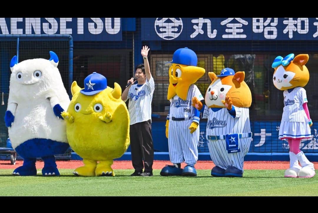 山田弥希寿さんのインスタグラム写真 - (山田弥希寿Instagram)「横浜DeNAベイスターズのスタジアムDJとして過ごした2023年シーズン、これまで味わったことのない興奮と感動、刺激的な日々をありがとうございました。 まず応援してくださったファンの皆さん、チームの皆さん、スタッフの皆さん、本当にありがとうございました。 "どうしたらファンの皆さんがよろこんでいただけるか" "球場を盛り上げるにはどうればいいか" 試合前のあいさつ、選手コール、選手飛び出しコール、試合中のアナウンス、イニング間イベント、ヒーローインタビューなど…… 何万人もの前でマイクを握り、とっても幸せな日々でした。 プロ野球選手に憧れ、今はアナウンスでプロ野球の仕事に携わることができています。 これからも選手への尊敬の気持ちを持ち、そしてファンの皆さんによろこんでいただけるよう「ベイスターズの声といえば山田みきとし（みっきー）だ！」と思ってもらえるように頑張ります。これからも優勝、日本一に向けて一緒に応援していきましょう！」10月16日 21時02分 - mikitoshi_617