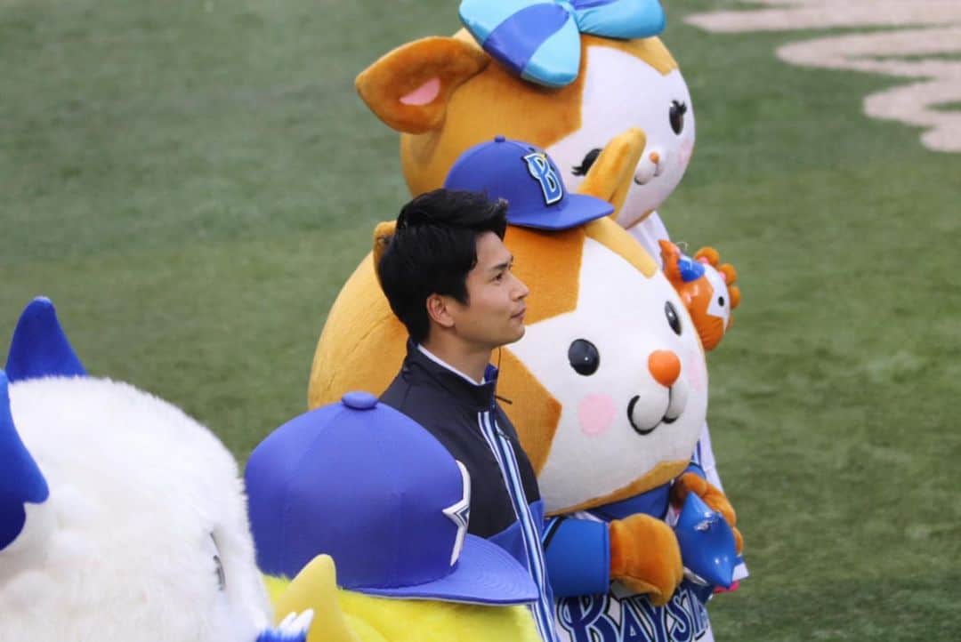 山田弥希寿さんのインスタグラム写真 - (山田弥希寿Instagram)「横浜DeNAベイスターズのスタジアムDJとして過ごした2023年シーズン、これまで味わったことのない興奮と感動、刺激的な日々をありがとうございました。 まず応援してくださったファンの皆さん、チームの皆さん、スタッフの皆さん、本当にありがとうございました。 "どうしたらファンの皆さんがよろこんでいただけるか" "球場を盛り上げるにはどうればいいか" 試合前のあいさつ、選手コール、選手飛び出しコール、試合中のアナウンス、イニング間イベント、ヒーローインタビューなど…… 何万人もの前でマイクを握り、とっても幸せな日々でした。 プロ野球選手に憧れ、今はアナウンスでプロ野球の仕事に携わることができています。 これからも選手への尊敬の気持ちを持ち、そしてファンの皆さんによろこんでいただけるよう「ベイスターズの声といえば山田みきとし（みっきー）だ！」と思ってもらえるように頑張ります。これからも優勝、日本一に向けて一緒に応援していきましょう！」10月16日 21時02分 - mikitoshi_617