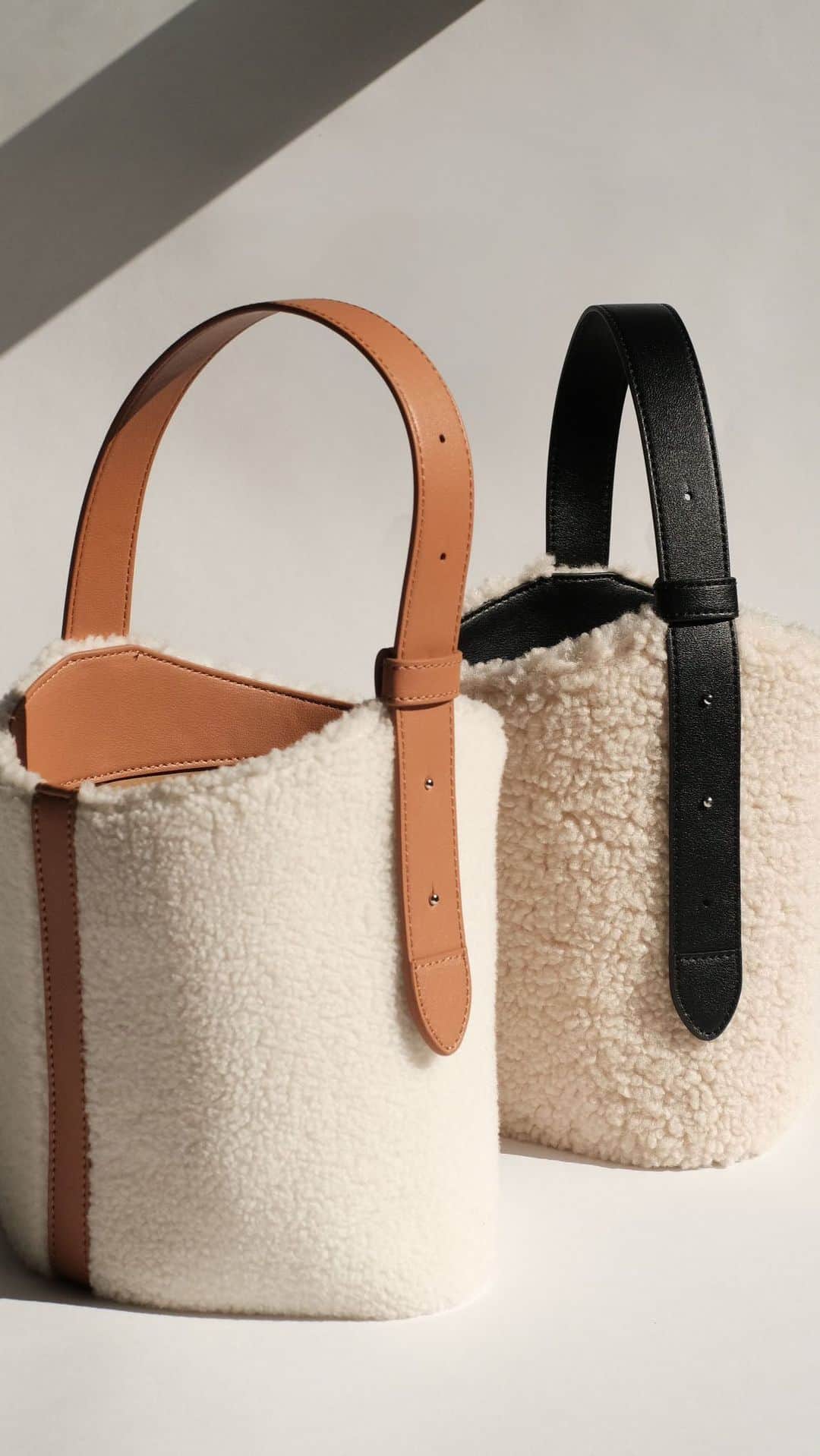 のインスタグラム：「Mary - Fur  バイカラーのデザインを楽しめる「Mary」からエコファーバージョンが登場。ベルトの長さ調節可能な点や、物を出し入れしやすい使い勝手の良さはそのままに、もこもこの質感で遊びをプラスしました。カジュアルですが、大人な印象でお持ちいただけます。  2Colors: Black / Brown  #vasic #vasicjapan #ヴァジック #ヴァジックジャパン #aw23 #mary #maryfur #handbag #vasicnews」