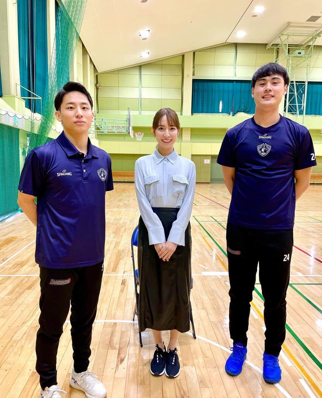 今井麻椰のインスタグラム：「「B.WEEK!!リターンズ」今シーズン初回です☺️🏀  横浜ビー・コルセアーズの仲良しコンビ  #河村勇輝 選手× #松崎裕樹 選手の対談インタビュー✨  高校時代の懐かしいわちゃわちゃ映像も😂(2枚目) みんな大人になった！笑  今シーズンもよろしくお願い致します🤗🎤  #Bリーグ #bleague #ビーコル #福岡第一 #東海大学  #バスケットLIVE #b_week」