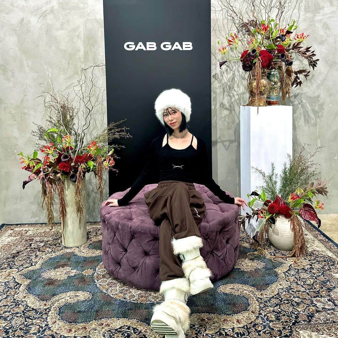 タナカガのインスタグラム：「GABGAB POPUP 2023 A/W  来て下さった皆様本当にありがとうございました😭✨  事前抽選無しで初めてのPOPUPだったので、はじめは本当に人が来てくれるのか不安でいっぱいだったんですけど2日間で本当に沢山の方が来場してくれて、感動と感謝が止まらない2日間になりました。  沢山の人が自分のブランドの服を着てくれてる姿を見れて幸せ空間すぎたし、喋ってない人は誰1人いないって言い切れるぐらい一人一人とゆっくり会話も出来てお洋服も一緒に選べて楽しかったです🫶🏻🫶🏻 結局フリータイムとか関係なく立てる時間全部店頭いてた結果、帰ってきてから12時間爆睡しました爆笑  本当に最高の2日間をありがとうございました🫶🏻 関係者の日に来てくれた皆様も本当にありがとうございました。私は周りの環境に恵まれてるんだなと改めて思いました。  終わってからスタッフの皆様がケーキをサプライズでくれてびっくり🎂 来月も皆様よろしくお願いします💞 後、夫が2日間ブブビビのお迎え来てくれてそれも大変助かりました。おかげで家族写真も撮れました👨‍👩‍👧‍👦  来月大阪もあるのでよろしくお願いします✌🏻💞 大阪はフリータイム立てるかほんまに分からんから、絶対会いたい人は整理券取ってきてくださいませ🙇🏻‍♂️🙇🏻‍♂️ 会えるの楽しみにしてます💓」