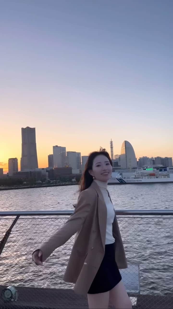 伊藤彩華のインスタグラム：「夕日と月が綺麗だった日🤎 横浜久しぶりに行ったけど、風強かった🍃  ジャケットは @jusglitty_official   #スターダスト #伊藤彩華 #横浜 #ジャケット #ジャケットコーデ #横浜観光 #散歩 #リール動画 #yokohama #daily #fashion」