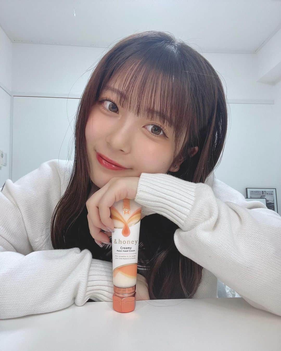 内山優花のインスタグラム：「．  今年は&honeyのハンドクリームで乗り切る🌬️！  JKの時も寒い時期ハンドクリームは必須だった！！ プラスでいい香りだと、 周りからも褒めてもらえて嬉しかったな😗笑  写真だと左側から 手肌荒れケア・トーンアップ※・乾燥肌ケアの 3種類展開らしいのでみんなもチェックしてみてね！ 私は香りとテクスチャー含めてクリーミーモイスト推し🧡  ※メーキャップ効果による  #PR #アンドハニー #ハンドクリーム」