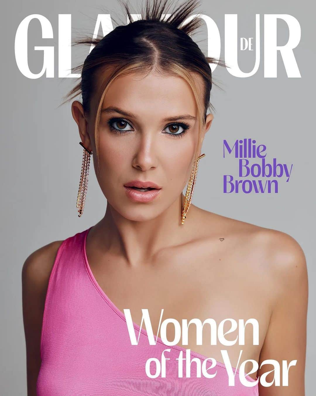 ミリー・ボビー・ブラウンさんのインスタグラム写真 - (ミリー・ボビー・ブラウンInstagram)「@MillieBobbyBrown is Glamour’s global Women of the Year cover star.   A worldwide star. A film producer. Founder of an international beauty brand and best-selling author. And at just 19 years old, #MillieBobbyBrown doesn’t care if you think she’s too young for world domination. For her Global #GlamourWOTY cover, Millie tells @jenny.leah.singer about finding her voice, saying goodbye to #StrangerThings, and getting married young.   @MillieBobbyBrown, portada global de Glamour Women of the Year.  Estrella internacional, productora de cine, fundadora de una marca internacional de belleza y autora de una novela superventas. Tiene 19 años, pero a #MillieBobbyBrown le da igual que piensen que es demasiado joven para dominar el mundo. Para su portada global #GlamourWOTY, Millie habla con @jenny.leah.singer sobre feminismo, el fin de #StrangerThings y casándose joven.  Weltstar. Filmproduzentin. Gründerin einer internationalen Beauty-Brand und Bestseller-Autorin. Und mit gerade einmal 19 Jahren interessiert es #MillieBobbyBrown nicht die Bohne, ob jemand denkt, sie wäre zu jung für die Weltherrschaft. Für ihr #GlobalWOTY-Cover spricht Millie im LINK IN BIO mit @jenny.leah.singer darüber, sich selbst zu finden, über den Abschied von #StrangerThings und wie es ist, jung zu heiraten.  #GlamourWOTY @glamourmag @glamouruk @glamourmexico @glamourspain @glamourgermany  Photographer: @abdmstudio Stylist: @cryoungin Hair: @bynasetia Makeup Artist: @blakejohnsonmua Manicure: @kimmcao Set Design: @sssinclaire Production: @thesiennabrown」10月16日 21時00分 - milliebobbybrown