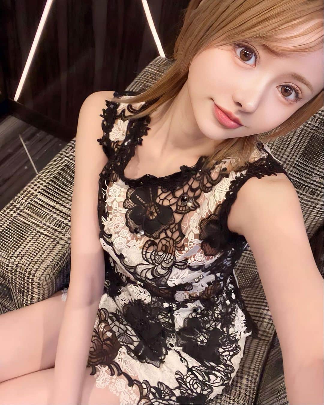 みやびのインスタグラム：「⁡ おはよう〜！☀️ ⁡ 今月末はハロウィンだし、ネイルいつもより気合い入れちゃう🤭✨ ⁡ いろんなデザイン漁って悩むのたのしい🩷 今回は大好きちゃんとお揃いに決まったよん🥰 ⁡ 明日変えるの楽しみ🤭✨ ⁡ ⁡ 今週は水金土日お休みなので、それ以外の月火木曜日は21時から出勤します〜！ ⁡ ⁡ ⁡ ⁡ ⁡ ⁡ ⁡ ⁡ ⁡ #バルセロナグループ #Fillia #フィリア #札幌 #すすきの #ススキノ #キャバクラ #キャバ嬢 #キャバクラ嬢 #ニュークラブ #ニュークラ #ニュークラ嬢 #キャバ #ラウンジ #ガールズバー #すすきのキャバクラ #すすきのキャバ嬢 #すすきのグルメ #札幌旅行 #北海道旅行 #美人 #美女 #可愛い #可愛い女の子 #銀座 #六本木 #北新地 #錦 #中州 #いいね返し」