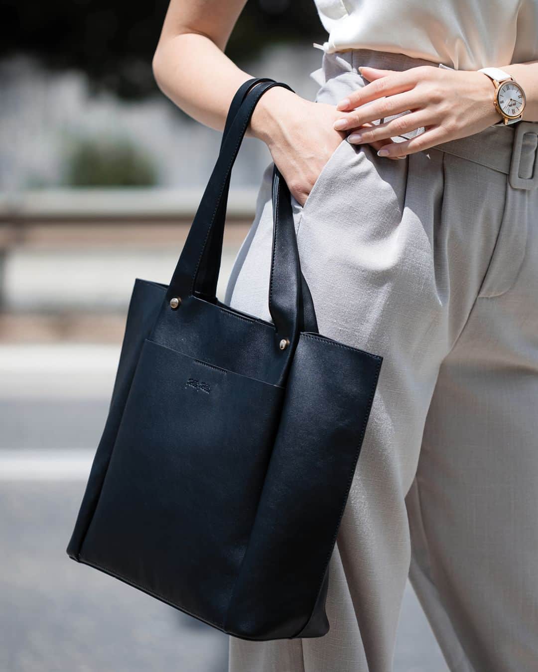フォリフォリのインスタグラム：「Embracing the urban hustle with 'City Vibes' in hand. Discover the collection online.   #follifollie #myfollifollie #2k23 #inspiration #fashion #style #CityVibes #shoulderbag #accessoriesofinstagram #accessories」