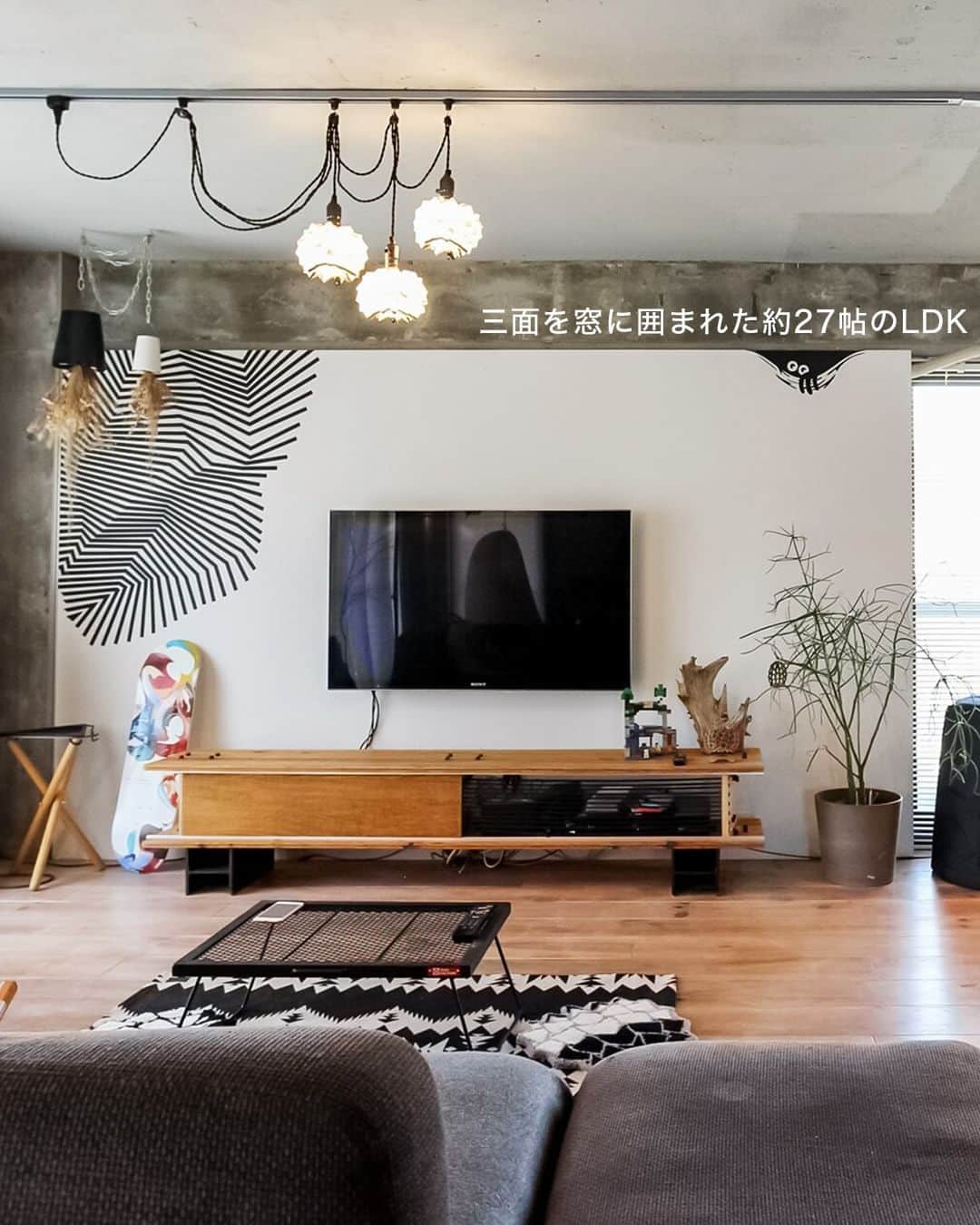カウカモ ｜『一点もの』の住まいに出会おうさんのインスタグラム写真 - (カウカモ ｜『一点もの』の住まいに出会おうInstagram)「『10年越しの答え合わせ』  ｜for sale｜武蔵境駅徒歩10分（80.93㎡・1LDK）  ・ 25帖超え、三方面をぐるりバルコニーが囲う、光に包まれたLDK。インダストリアル感たっぷりの空間は、住まい手が住まうことを楽しみながら少しずつアップデートを重ねてきました。リノベーションから10年を越えた、本物の素材故に滲み出る味わいをどうぞご堪能ください。  ---------------⁣ この物件の詳細はcowcamoサイトをチェック✨→@cowcamo⁣ ---------------⁣ .⁣ ※お問合せいただいた時点で契約済となっている可能性があります。 ※ローンの目安は、頭金ゼロ、借入年数35年、都市銀行・変動金利0.525%（優遇利用）を想定。審査内容により、融資の一部または全部をご利用頂けない場合がございます。予めご了承ください。 ※金額は掲載時点のものになります  #cowcamo⁣ #カウカモ⁣ .⁣ #住まいづくり #間取り #間取り図 #リビングインテリア  #ダイニングインテリア #キッチンインテリア #リノベ #リノベーション #リノベーションマンション #中古マンション #マンション暮らし #ライフスタイル #シンプルライフ #インテリア #インテリアデザイン #インテリアコーディネート #インテリア雑貨 #インテリア好きな人と繋がりたい #物件探し #内装 #オープンキッチン #心地よい暮らし #ナチュラルモダン #海外インテリアに憧れる #明るいリビング」10月16日 21時00分 - cowcamo