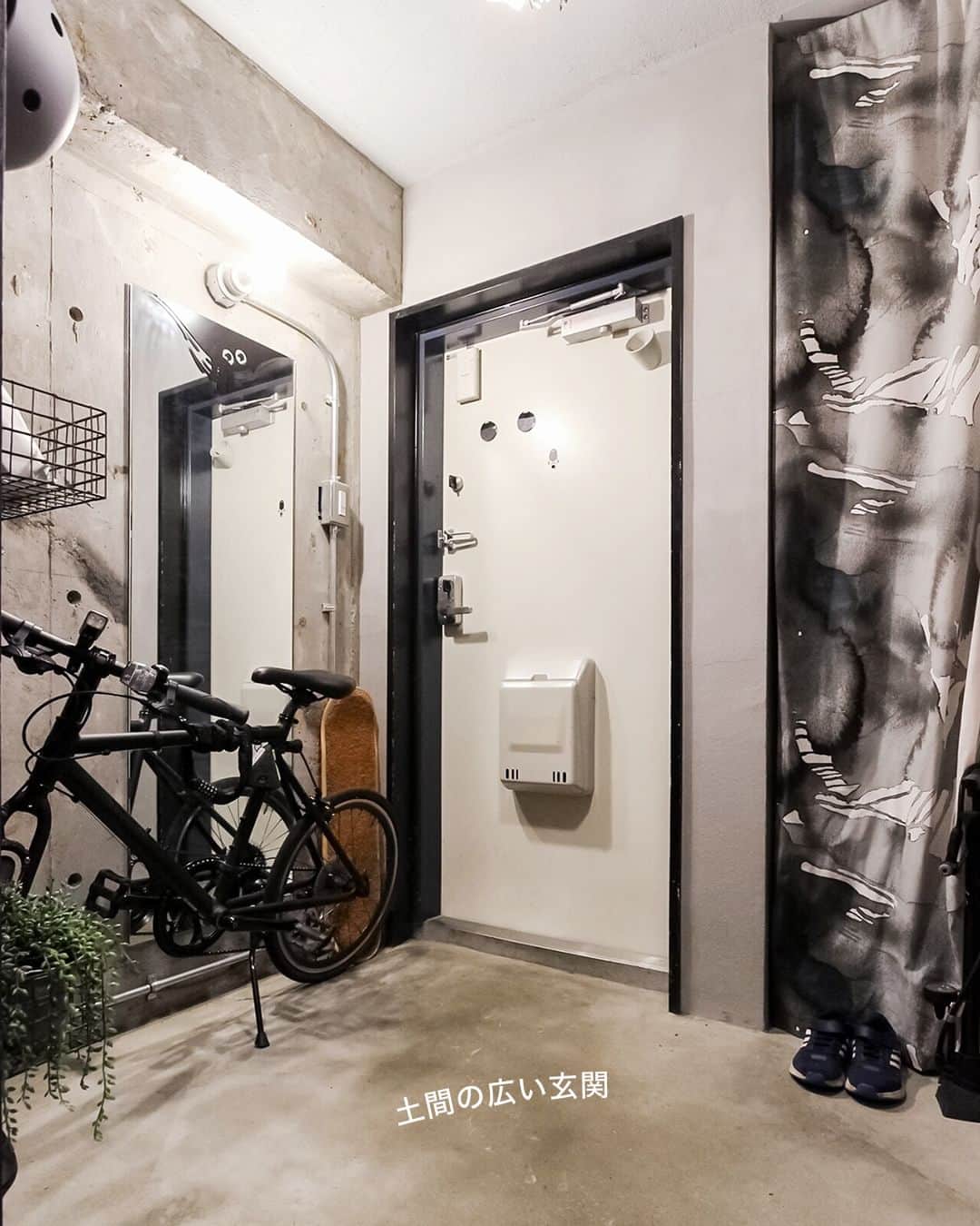 カウカモ ｜『一点もの』の住まいに出会おうさんのインスタグラム写真 - (カウカモ ｜『一点もの』の住まいに出会おうInstagram)「『10年越しの答え合わせ』  ｜for sale｜武蔵境駅徒歩10分（80.93㎡・1LDK）  ・ 25帖超え、三方面をぐるりバルコニーが囲う、光に包まれたLDK。インダストリアル感たっぷりの空間は、住まい手が住まうことを楽しみながら少しずつアップデートを重ねてきました。リノベーションから10年を越えた、本物の素材故に滲み出る味わいをどうぞご堪能ください。  ---------------⁣ この物件の詳細はcowcamoサイトをチェック✨→@cowcamo⁣ ---------------⁣ .⁣ ※お問合せいただいた時点で契約済となっている可能性があります。 ※ローンの目安は、頭金ゼロ、借入年数35年、都市銀行・変動金利0.525%（優遇利用）を想定。審査内容により、融資の一部または全部をご利用頂けない場合がございます。予めご了承ください。 ※金額は掲載時点のものになります  #cowcamo⁣ #カウカモ⁣ .⁣ #住まいづくり #間取り #間取り図 #リビングインテリア  #ダイニングインテリア #キッチンインテリア #リノベ #リノベーション #リノベーションマンション #中古マンション #マンション暮らし #ライフスタイル #シンプルライフ #インテリア #インテリアデザイン #インテリアコーディネート #インテリア雑貨 #インテリア好きな人と繋がりたい #物件探し #内装 #オープンキッチン #心地よい暮らし #ナチュラルモダン #海外インテリアに憧れる #明るいリビング」10月16日 21時00分 - cowcamo