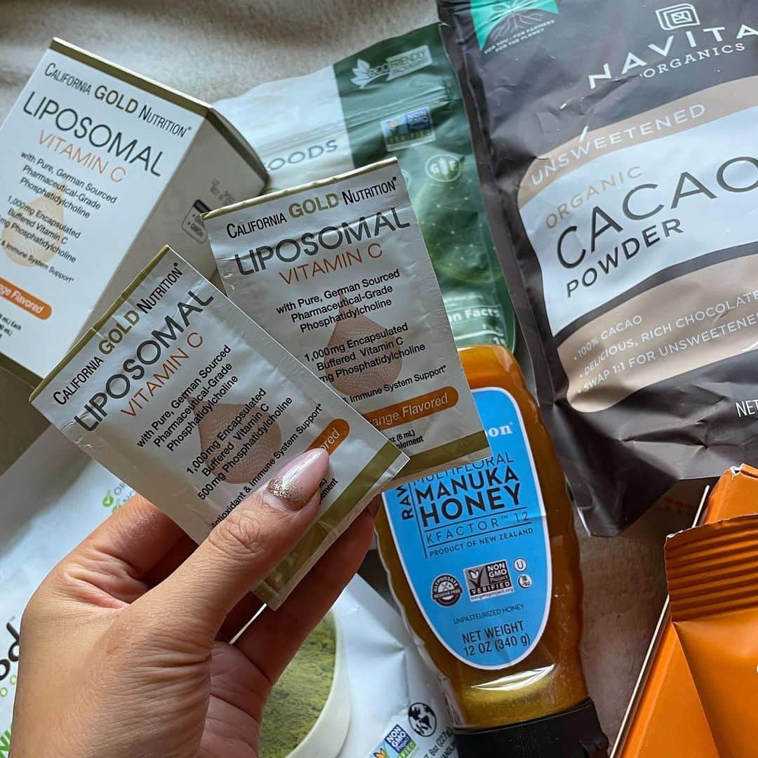 カナカ・ステラさんのインスタグラム写真 - (カナカ・ステラInstagram)「To travel is to live♡  旅行中は制限なく食べるんだけど 少しでも、罪悪感を消せるように(笑)  Sunfoodオーガニック・モリンガパウダーと MRM Nutritionの抹茶パウダー Navitas Organicsのオーガニックカカオパウダー Wedderspoonのマルチフローラルマヌカハニーを入れた 特製ジュースを飲んでます🌴 味は😀😊🤫ですケロ🐸 お腹が抜群にスッキリするので おすすめです！普段から飲んでます🍵  あとは、サプリって効いてるか効いてないのかよくわかんないんだけど California Gold NutritionのリポソームビタミンCは本気でおすすめです。 風邪ひきやすい私も引きにくくなった気がするし お水に混ぜて飲んでます🧡  間食用のSahale Snacksナッツも飛行機の中で食べたり✈️  ぜーんぶiHerbでGETしてます🌿  クーポンもあるので、是非この機会に気になるものをGETしてみてね🩷  ・コード：Kanaka4818 ・条件：20%オフ ・対象：iHerb全商品 ・使用回数：1回まで ・期間：10/24(火)まで  #PR#iHerb#アイハーブ#iherbjapan#アイハーブ愛用品」10月16日 21時01分 - kanakastella