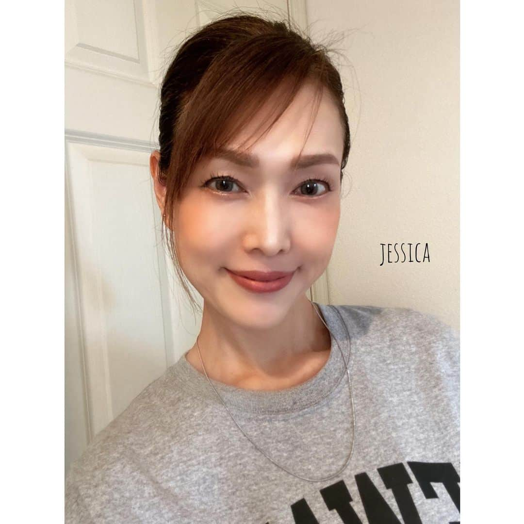 jessicaのインスタグラム：「＊ #販売業#小売業#自まつげ #七分丈Tシャツ#ジャーナルスタンダード #ネックレス#ゴールディ ＊ ＊ このジャーナルスタンダードのTシャツ ホワイトも購入👍 七分袖な所が可愛い♬ 生地も厚めでしっかりしていてお気に入り♡ೄ̥̽︎ かなりの頻度で 着用しております(* ¨̮*) ＊ ＊ ＊ ＊ #年の功#大人のゆとり#大人女子 #ワークアウト#47年式#50歳#筋トレ50 #私は私#アラフィフ50 #歳を重ねた魅力 ＊ ＊ ＊ Thanks always‼︎ jessica」