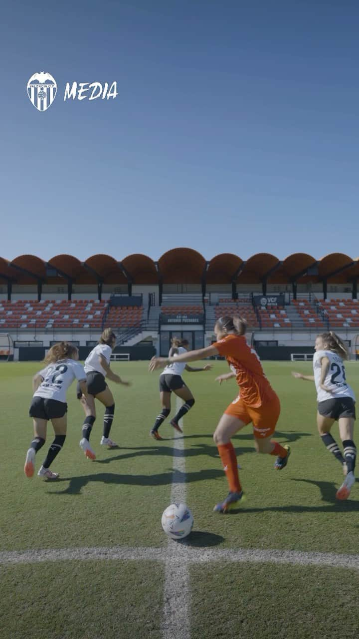 バレンシアCFのインスタグラム：「Y la ganadora del reto de la botella es......   Vaya salto @asun_ms9 🤭  @vcf_femenino 💪🏾 #ADNVCF」