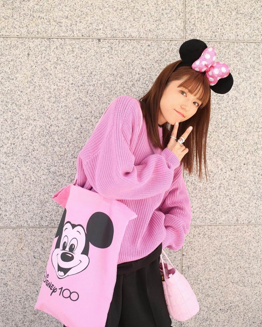 若槻千夏さんのインスタグラム写真 - (若槻千夏Instagram)「高いニットを作るのは簡単なんだけど  やっぱり チャレンジ色も買いやすくて 着心地よくて 大人綺麗なニットを作りたくて..‼︎  去年より一万円くらい 安くしたい‼︎ できないなら今年はクルーニットなし‼︎  みたいな意気込みで作り.作れました🥹💓💓💓  買いやすいって 人それぞれだから 高いって思う方もいるかもだけど🎉 このクオリティーで この値段は素晴らしいです‼︎ 生産部隊の皆さんありがとう🫶🏻なアイテム‼︎  クルーニットは今年これだけです‼︎  ¥11,000 ＋tax  全5色展開　 #今週木曜日発売」10月16日 21時11分 - wakatsukichinatsu