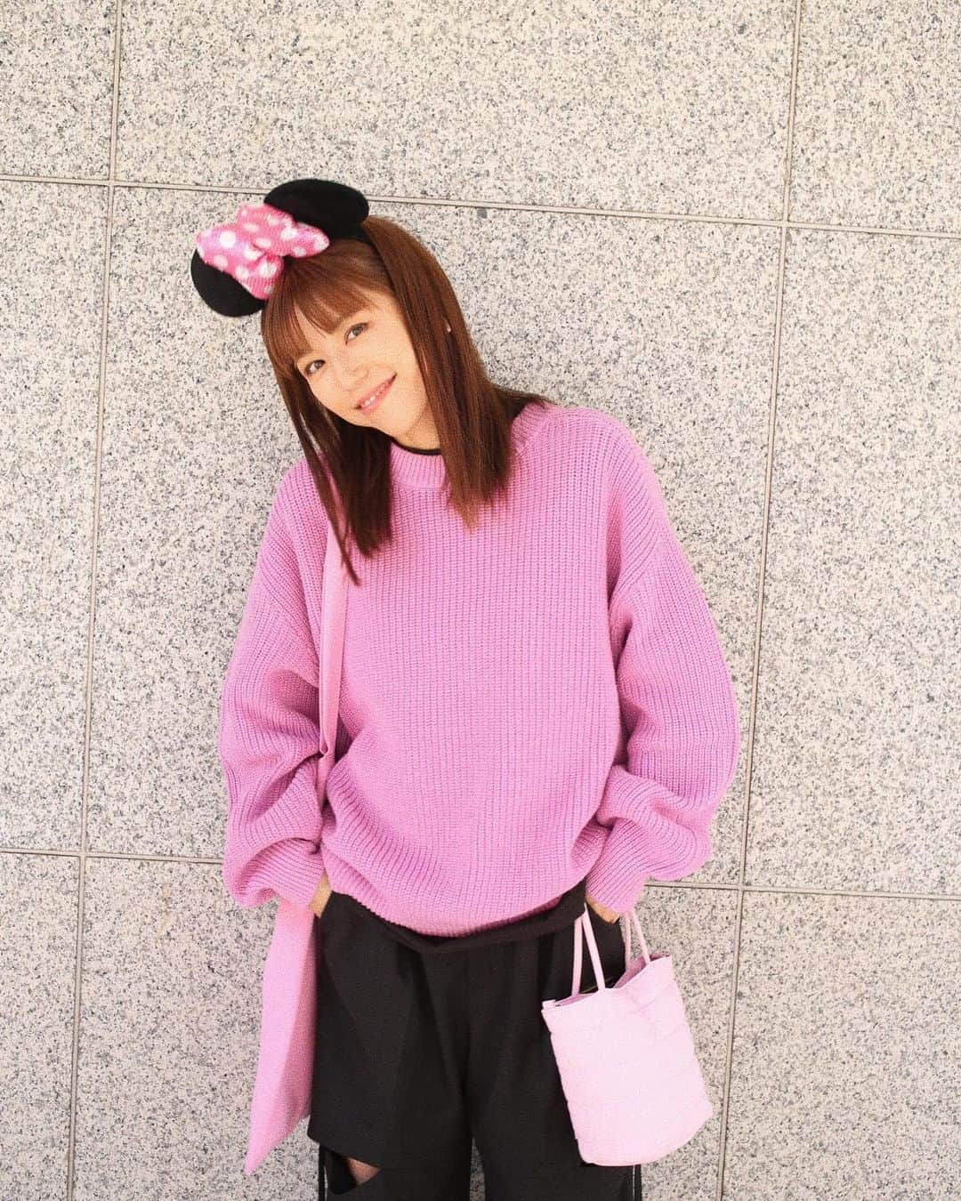 若槻千夏さんのインスタグラム写真 - (若槻千夏Instagram)「高いニットを作るのは簡単なんだけど  やっぱり チャレンジ色も買いやすくて 着心地よくて 大人綺麗なニットを作りたくて..‼︎  去年より一万円くらい 安くしたい‼︎ できないなら今年はクルーニットなし‼︎  みたいな意気込みで作り.作れました🥹💓💓💓  買いやすいって 人それぞれだから 高いって思う方もいるかもだけど🎉 このクオリティーで この値段は素晴らしいです‼︎ 生産部隊の皆さんありがとう🫶🏻なアイテム‼︎  クルーニットは今年これだけです‼︎  ¥11,000 ＋tax  全5色展開　 #今週木曜日発売」10月16日 21時11分 - wakatsukichinatsu