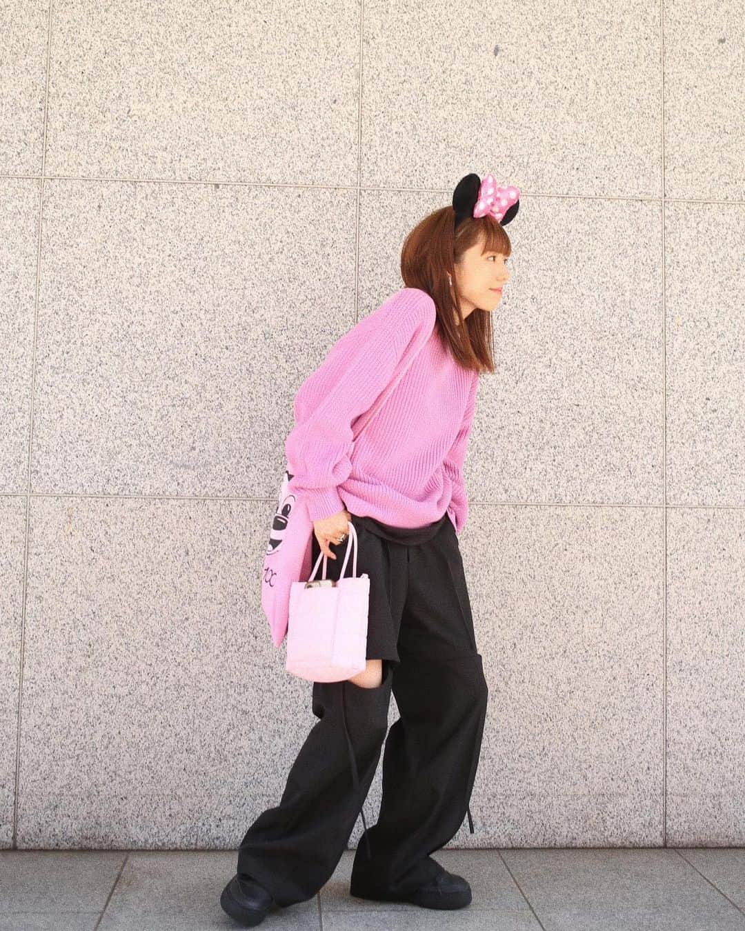若槻千夏さんのインスタグラム写真 - (若槻千夏Instagram)「高いニットを作るのは簡単なんだけど  やっぱり チャレンジ色も買いやすくて 着心地よくて 大人綺麗なニットを作りたくて..‼︎  去年より一万円くらい 安くしたい‼︎ できないなら今年はクルーニットなし‼︎  みたいな意気込みで作り.作れました🥹💓💓💓  買いやすいって 人それぞれだから 高いって思う方もいるかもだけど🎉 このクオリティーで この値段は素晴らしいです‼︎ 生産部隊の皆さんありがとう🫶🏻なアイテム‼︎  クルーニットは今年これだけです‼︎  ¥11,000 ＋tax  全5色展開　 #今週木曜日発売」10月16日 21時11分 - wakatsukichinatsu