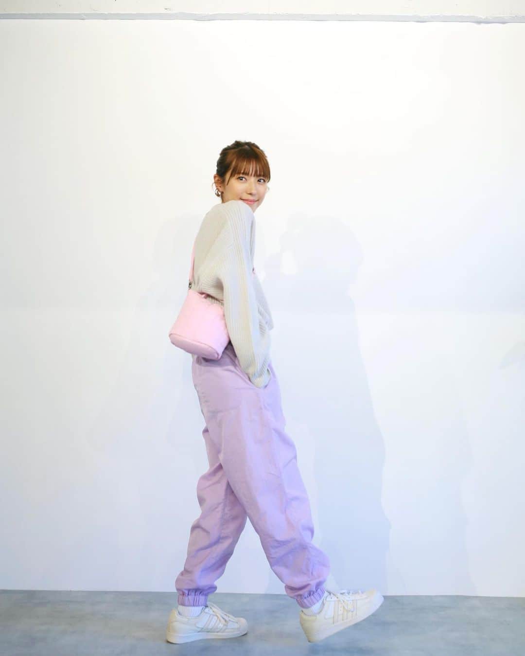 若槻千夏さんのインスタグラム写真 - (若槻千夏Instagram)「高いニットを作るのは簡単なんだけど  やっぱり チャレンジ色も買いやすくて 着心地よくて 大人綺麗なニットを作りたくて..‼︎  去年より一万円くらい 安くしたい‼︎ できないなら今年はクルーニットなし‼︎  みたいな意気込みで作り.作れました🥹💓💓💓  買いやすいって 人それぞれだから 高いって思う方もいるかもだけど🎉 このクオリティーで この値段は素晴らしいです‼︎ 生産部隊の皆さんありがとう🫶🏻なアイテム‼︎  クルーニットは今年これだけです‼︎  ¥11,000 ＋tax  全5色展開　 #今週木曜日発売」10月16日 21時11分 - wakatsukichinatsu