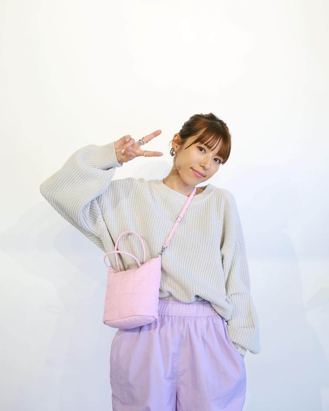 若槻千夏さんのインスタグラム写真 - (若槻千夏Instagram)「高いニットを作るのは簡単なんだけど  やっぱり チャレンジ色も買いやすくて 着心地よくて 大人綺麗なニットを作りたくて..‼︎  去年より一万円くらい 安くしたい‼︎ できないなら今年はクルーニットなし‼︎  みたいな意気込みで作り.作れました🥹💓💓💓  買いやすいって 人それぞれだから 高いって思う方もいるかもだけど🎉 このクオリティーで この値段は素晴らしいです‼︎ 生産部隊の皆さんありがとう🫶🏻なアイテム‼︎  クルーニットは今年これだけです‼︎  ¥11,000 ＋tax  全5色展開　 #今週木曜日発売」10月16日 21時11分 - wakatsukichinatsu