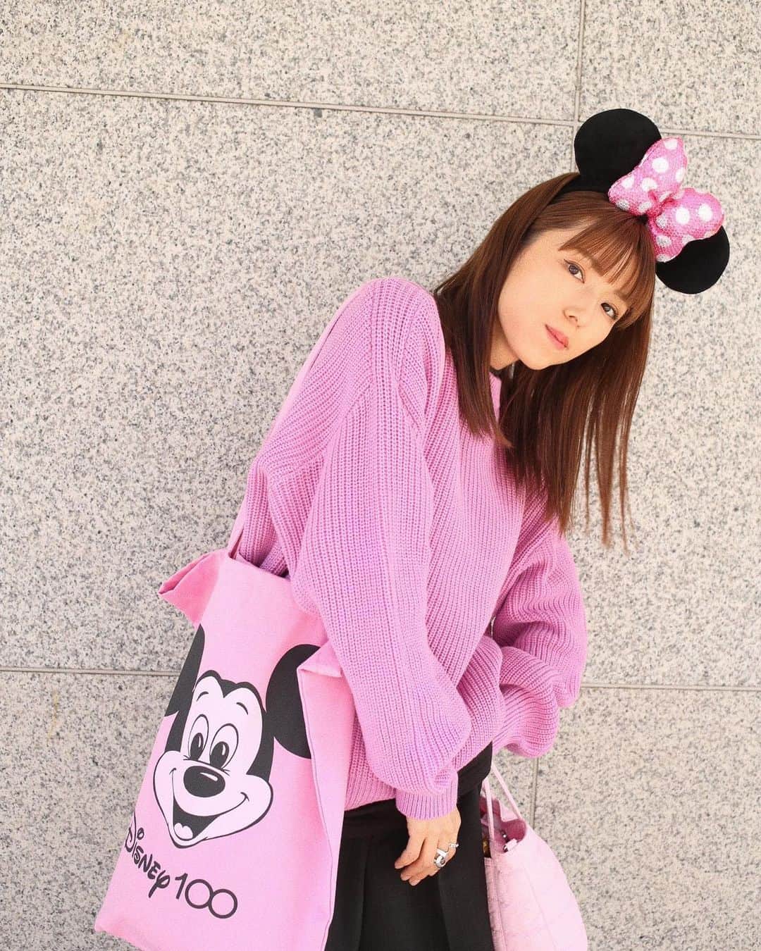 若槻千夏さんのインスタグラム写真 - (若槻千夏Instagram)「高いニットを作るのは簡単なんだけど  やっぱり チャレンジ色も買いやすくて 着心地よくて 大人綺麗なニットを作りたくて..‼︎  去年より一万円くらい 安くしたい‼︎ できないなら今年はクルーニットなし‼︎  みたいな意気込みで作り.作れました🥹💓💓💓  買いやすいって 人それぞれだから 高いって思う方もいるかもだけど🎉 このクオリティーで この値段は素晴らしいです‼︎ 生産部隊の皆さんありがとう🫶🏻なアイテム‼︎  クルーニットは今年これだけです‼︎  ¥11,000 ＋tax  全5色展開　 #今週木曜日発売」10月16日 21時11分 - wakatsukichinatsu