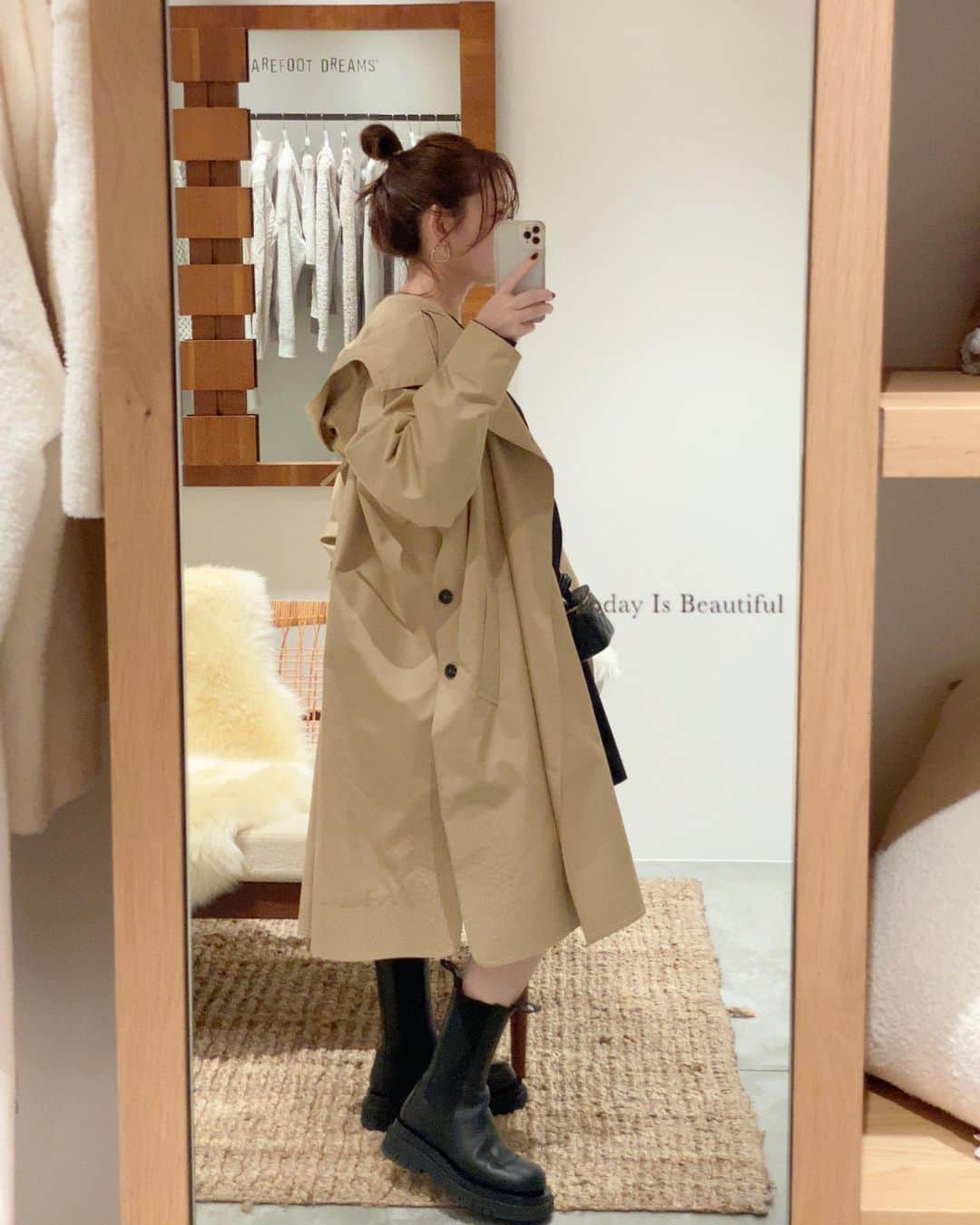 akiii031のインスタグラム：「羽織るだけで気分上がるトレンチ🧥🩷  coat @gypsohila.jpn  bag @chanelofficial  boots @newbottega  earring @seadsmara」