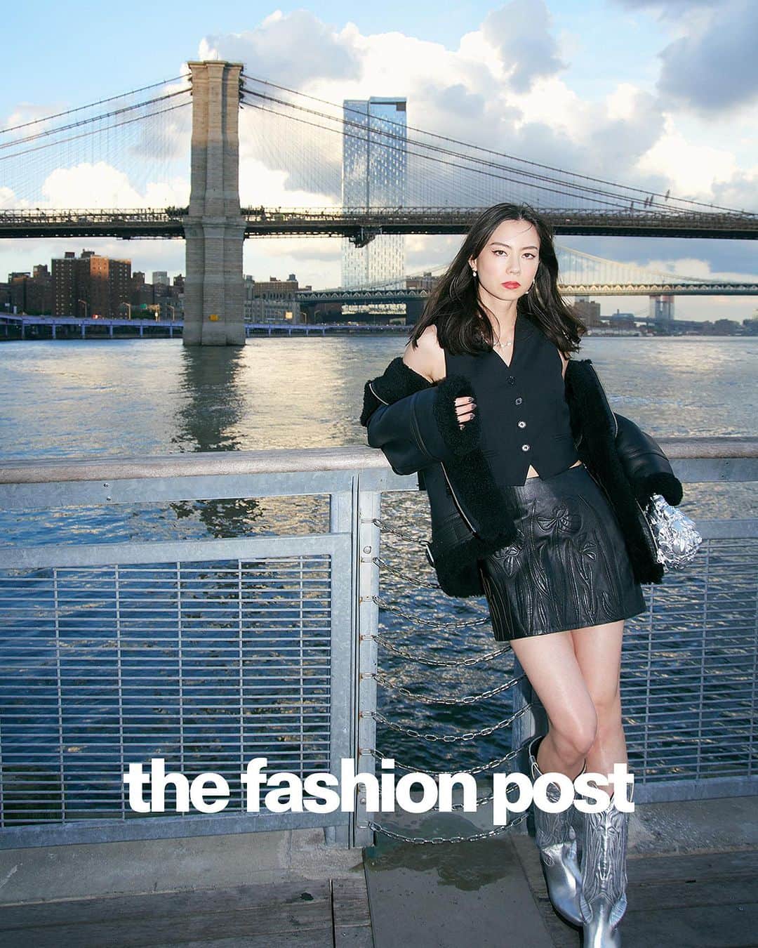 The Fashion Postさんのインスタグラム写真 - (The Fashion PostInstagram)「#select COS with Lauren Tsai  『タイムレスなデザイン、揺るぎない自信。ローレン・サイとコス vol.3』  最後に向かったのは、ブルックリン橋を一望できるサウス・ストリート・シーポート。風情あふれる赤レンガの建物に、続々とニューストアがオープンするニューヨークの新たな IT スポットだ。若者たちがどこからともなく集まる夕暮れ時、ローレンが腕を通したのはヘルシーに素肌を覗かせるCOS のクロップドベスト。レザーの上に、エンブロイダリーでスイセンが美しく咲き誇るミニ丈のスカートがコーディネイトにスパイスを加える(最終回/全3回)。  model: Lauren Tsai photography: Mari Sarai styling: Mimi Kim hair: Taichi Saito make up: Ayaka Nihei text & edit: Risa Matsumoto  #tfp #thefashionpost #COS #コス #ローレンサイ #LaurenTsai #pr」10月16日 21時03分 - tfpjp