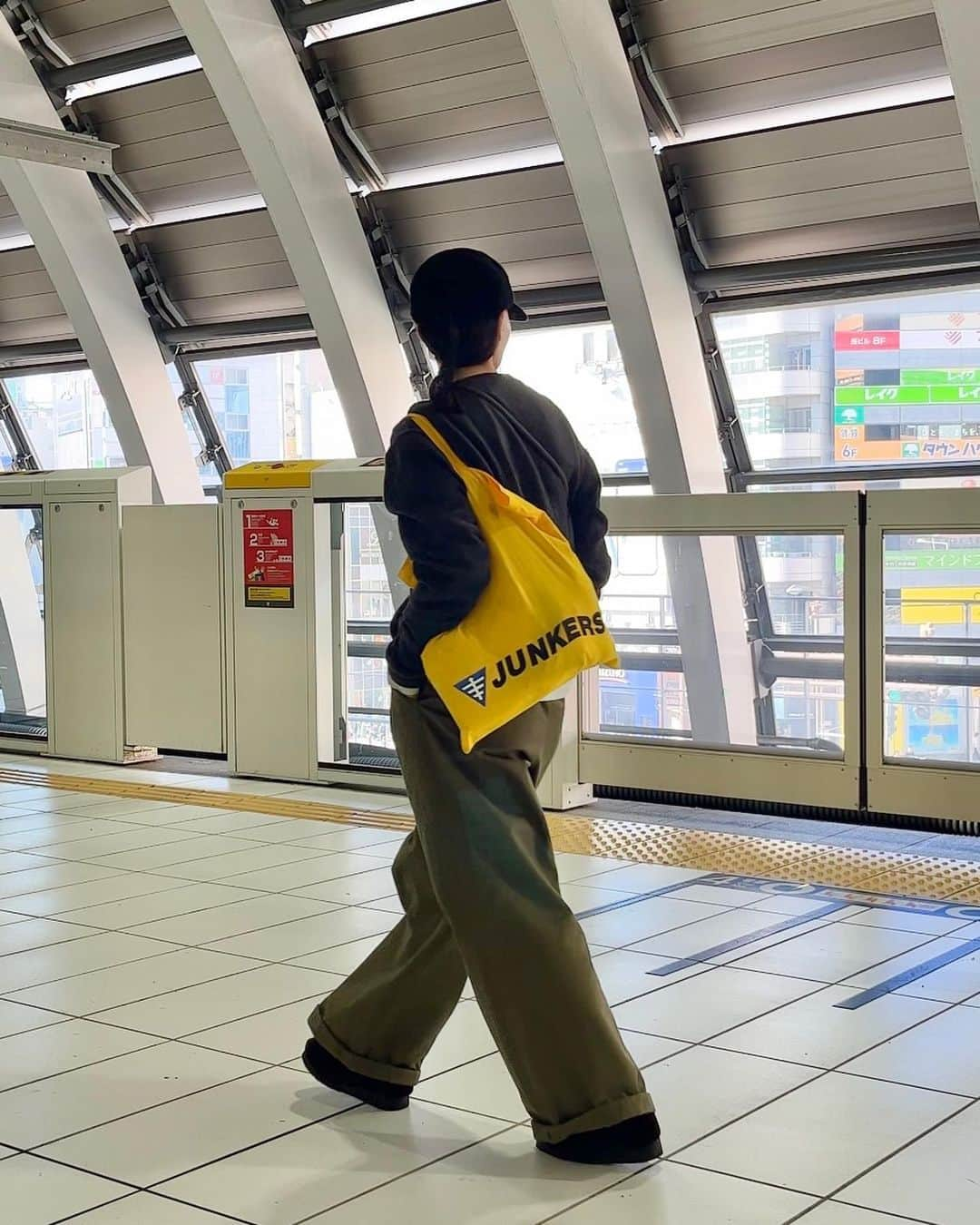 さいとうなるのインスタグラム：「🍋☕️  shinzoneのVネックニットに AURALEEのカーゴパンツ👔👟🍂  knit... @shinzone_official  pants... @auralee_tokyo  bag... vintage shoes... @clarksoriginals  cap... @universal__products  . . . #ootd#日々#シンプル#シンプルコーデ#メンズライク #秋コーデ#冬コーデ#サムオム#somomandco#サムオムアンドコー#シティーポップ#シティボーイ #シティポップ#ストリートシック#ストリートコーデ #ストリート#アウトドアファッション#popey#ポパイ#cityboy#citystyle#トラッドコーデ#fudge#ファッジ#cluel#クルーエル#shinzone#ニット#vネックニット#カーゴパンツ」