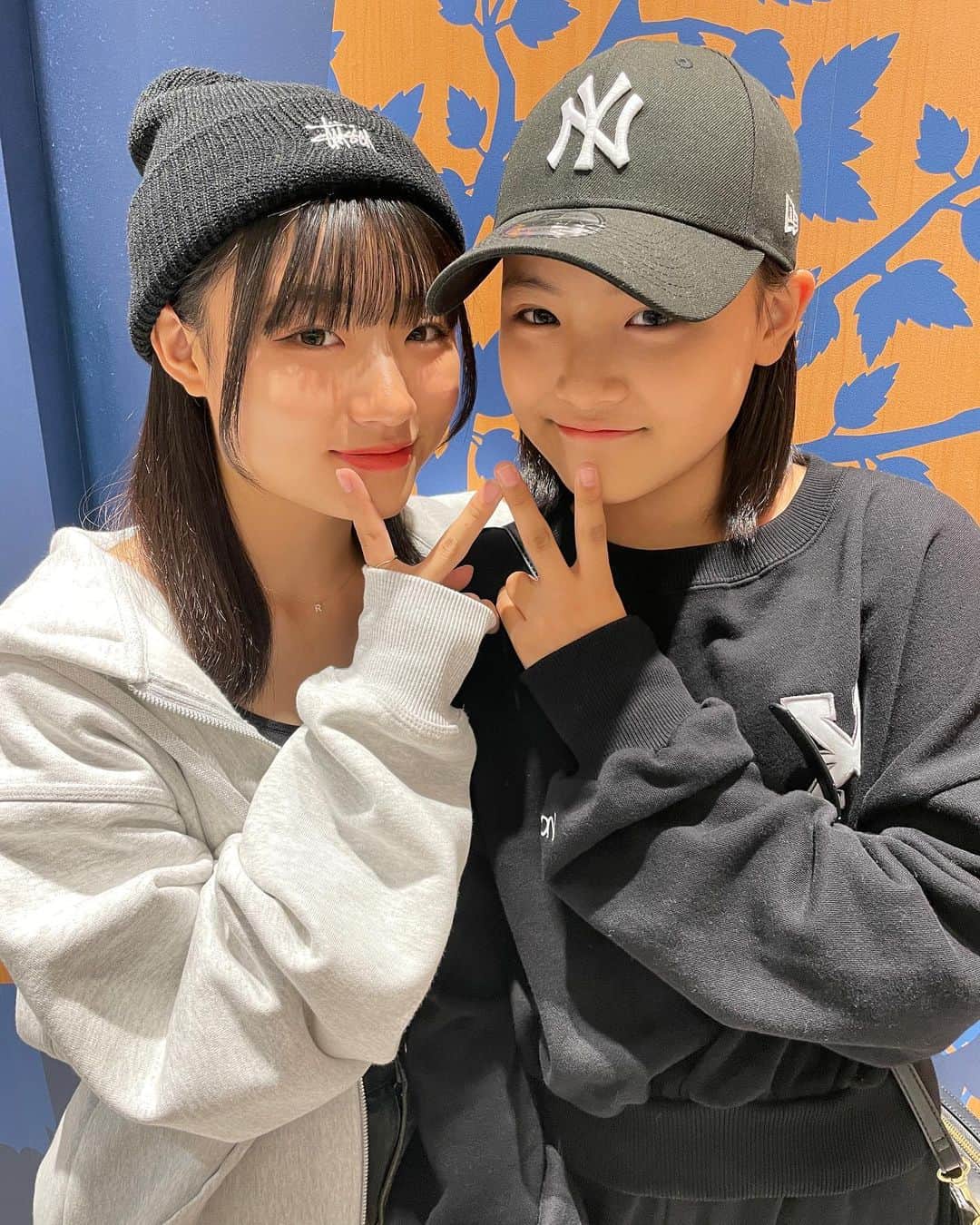 atukiyoのインスタグラム：「最近厚底を履かないろこ。  3人並んでると1番小さい時とかあってなんか面白い。  ろことあこは3〜4cm差らしい。 ろこは「やだー！！」って抜かれるのビビってます🤣  今日の動画は見てくれたかな？ あこがいい味出してるからぜひ覗いてみてね😎  明日はライブ配信だよー！ 待ってるね♪  _ _ _ _ _ _ _ _ _ _ _ _ _ _ _ _ _   ◽️YouTube◽️ ろこまこあこチャンネル ▶︎月、水、金曜日　17時〜 ▶︎ショート　16時〜  ろこチャンネル ▶︎木曜日　17時〜  ライブ配信 ▶︎火曜日　17時半〜  ◽️TikTok◽️ ろこまこあこ ▶︎ atukiyo0311 ろこ（母管理）▶︎ rocoz.0517rma  ◽️Instagram◽️ ろこ（母管理）▶︎ @rocoroco0517 まこ（母管理）▶︎ @macomacomacorun  あこ（母管理）▶︎ @acoacoaconz  _ _ _ _ _ _ _ _ _ _ _ _ _ _ _ _ _ _  #kidsfashion#三姉妹#youtube#youtuber#ろこまこあこ#キッズコーデ#小学生コーデ#jc2#js6#twins#双子#コーデ#kids」