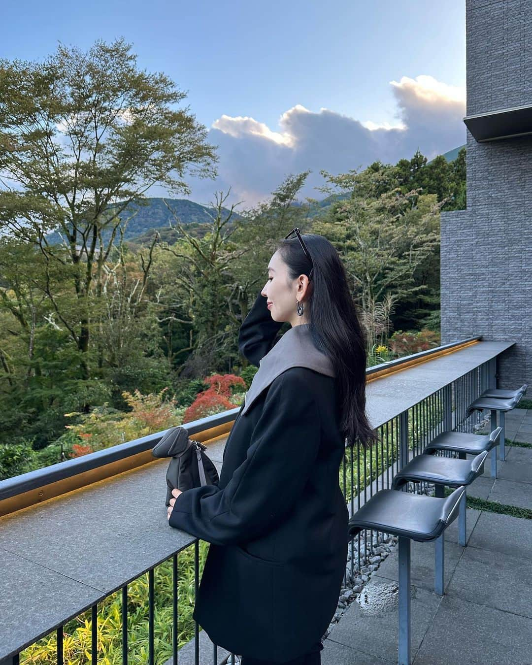 鈴木詩織のインスタグラム：「リフレッシュ🍃😮‍💨🤍 もうそろそろ紅葉になりそうだなぁ🍁  ビッグカラーZIPトップスにジャケット羽織って、襟だけ出したらいい感じに🫡  ⁡ ⁡  ⁡  #shiorin_styling#meri#ミリコのミリ活」