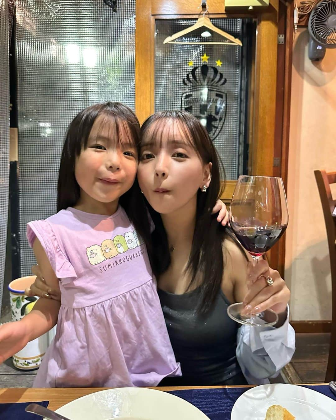 平尾優美花（ゆみちぃ）のインスタグラム：「子連れビストロ🍷 味濃くって酒呑みさんにはもってこいの美味しさだった…♡ 大人はアルコール飲むのが条件！  黄金リゾット、ラム肉、たくさん食べました🦪 夏場だったからメニュー変わってるかも？  テラスだけど囲いがあるから暑すぎず涼しすぎずで子連れでも気にせず楽しめたよ👧🏻🍽  最後は、帰り酔っ払ったママを、おんぶしてあげるよ〜！の図です📸笑 #子連れディナー」