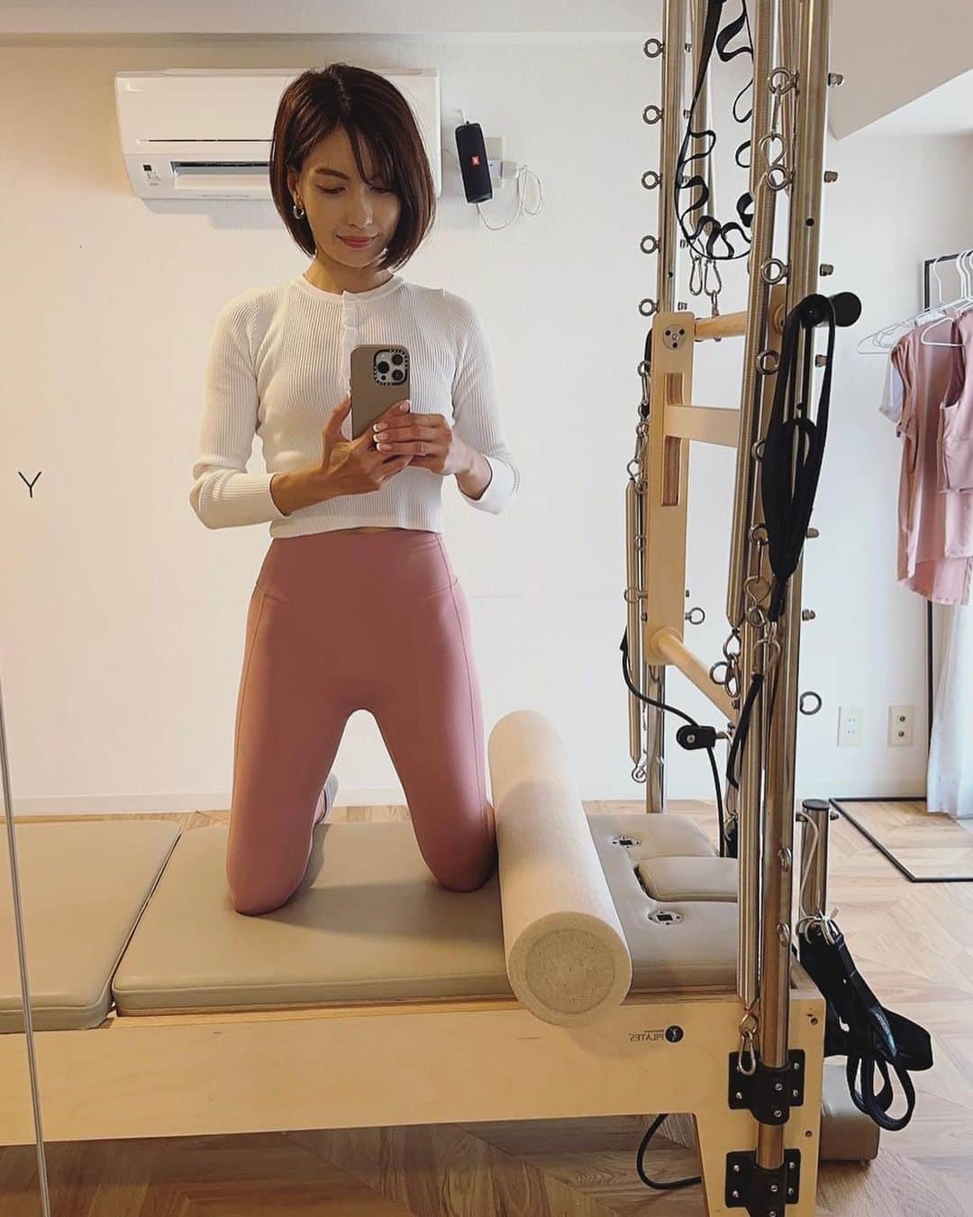 黒宮ニイナさんのインスタグラム写真 - (黒宮ニイナInstagram)「私が大切にしている事♡♡  ピラティスのエクササイズを指導することで 健康で理想的な身体を作ることはもちろんですが一人ひとりの心に寄り添いながらその人の気持ちを理解してあげれるかが大切だと思っています。 ひとりひとりコンプレックスだったり、悩みやできない部分があるのは当たり前で指導する側が最初から完璧を求めてしまうのは自己満のレッスンでしかないなと。  型にはめ込むのではなく 今必要なことは何かちゃんと見極めて 最大の力を導き出せるかによってプラスの効果があとからついてくる。 できないをできるになるまで 気持ちを理解し寄り添うことでお互いの気持ちが通い合う🩷 お客様が笑顔になる瞬間が好きです😊 私のセッションを受けて笑顔になってくれたら私も幸せだな🍀  #ピラティスインストラクター #ピラティス #マシンピラティス #リフォーマー #トラピーズ #タワーピラティス #キャデラックピラティス #ピラティス女子 #ストレッチ #姿勢改善 #産後ダイエット #骨格矯正 #機能回復 #自律神経を整える #体幹トレーニング #インナーマッスル強化 #ボディメイク #くびれづくり#30代ママ #アラフォー #pilates #machinepilates #refomer」10月16日 21時07分 - niina_pilates0827