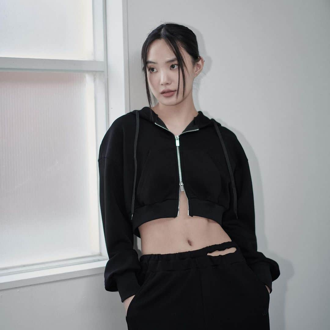 pipilottieさんのインスタグラム写真 - (pipilottieInstagram)「▫︎ basic sweat setup color: black/white ¥15,800 ⁡ ▫︎ signiture cropped pullover color: washed black/white/gray ¥8,900 ⁡ ⁡ ⁡  2023 AUTUMN WINTER 2ND COLLECTION ON ANDWANG.SHOP ̣̥☆·͙̥‧‧̩̥·‧ "CHINA TO SEOUL︎"‧·‧̩̥‧·͙̥̣☆*̣̥ 🎀🎧 ⁡ schedule 10/20 PM7 new1 10/27 PM7 new2 COMING SOON ⁡ ⁡ #andwang ⁡ ⁡」10月16日 21時07分 - andwang_official