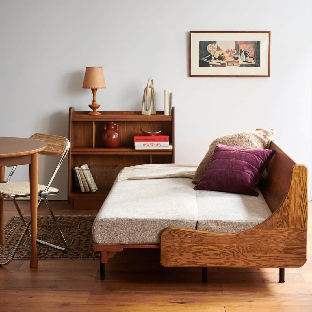 journal standard Furnitureさんのインスタグラム写真 - (journal standard FurnitureInstagram)「⁡ - Cozy at small space. - ⁡ コンパクトなお部屋にもお気に入りを詰め込んで。 ⁡ 限られたスペースでも、快適な空間をつくれば いつの間にかいつもそこにいる、あなたの心地よい場所に。 ⁡ ⁡ 【 HABITAT SOFA BED W1800 】 ⁡ お部屋を寛ぎのオアシスに変える。 ジャーナルスタンダードファニチャーのベストセラーソファ「ハビタソファベッド」のリサイズ。 幅200cmだとお部屋への搬入が難しいというお声を元に、幅180cmサイズがモアバリエーション。 ⁡ 奥行は幅200cmタイプと変わらず広々と使えます。 昼間はソファに、夜はベッドに。座面の伸縮は女性一人でも簡単にできます。 ⁡ ---- ⁡ HABITAT SOFA BED  W180cm ( BE / GY ) ¥220,000 ※11月上旬お届けのご予約分は完売いたしました。 次回12月下旬お届け予定分にてご予約を承っております。 ⁡ ---- ⁡ #journalstandardfurniture #baycrews #interior #furniture #sofa  #livinginterior #sofadesign #livingroominterior  #interiordesign #habitatsofabed #sofabed #habitat」10月16日 21時08分 - js_furniture