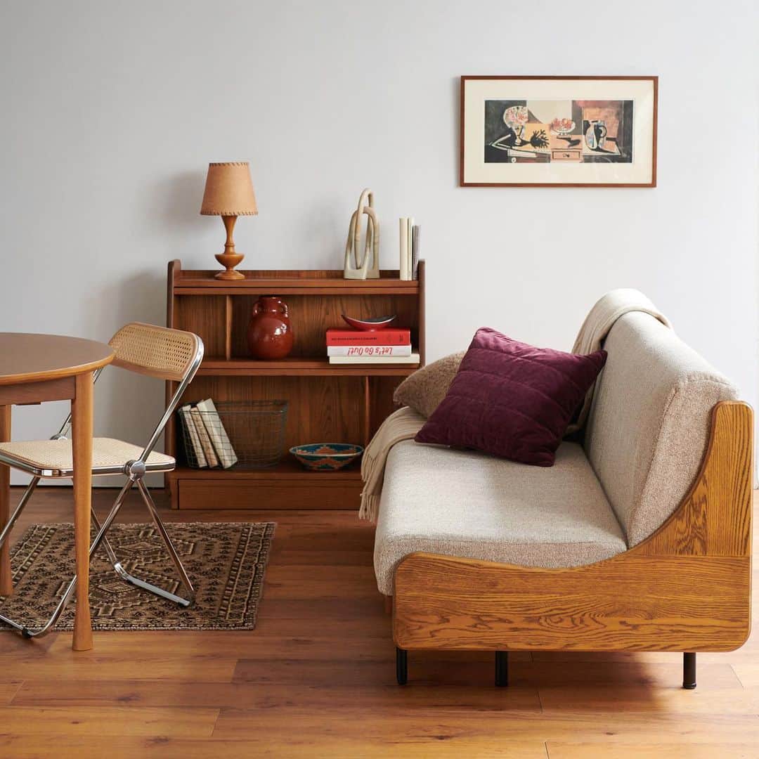 journal standard Furnitureさんのインスタグラム写真 - (journal standard FurnitureInstagram)「⁡ - Cozy at small space. - ⁡ コンパクトなお部屋にもお気に入りを詰め込んで。 ⁡ 限られたスペースでも、快適な空間をつくれば いつの間にかいつもそこにいる、あなたの心地よい場所に。 ⁡ ⁡ 【 HABITAT SOFA BED W1800 】 ⁡ お部屋を寛ぎのオアシスに変える。 ジャーナルスタンダードファニチャーのベストセラーソファ「ハビタソファベッド」のリサイズ。 幅200cmだとお部屋への搬入が難しいというお声を元に、幅180cmサイズがモアバリエーション。 ⁡ 奥行は幅200cmタイプと変わらず広々と使えます。 昼間はソファに、夜はベッドに。座面の伸縮は女性一人でも簡単にできます。 ⁡ ---- ⁡ HABITAT SOFA BED  W180cm ( BE / GY ) ¥220,000 ※11月上旬お届けのご予約分は完売いたしました。 次回12月下旬お届け予定分にてご予約を承っております。 ⁡ ---- ⁡ #journalstandardfurniture #baycrews #interior #furniture #sofa  #livinginterior #sofadesign #livingroominterior  #interiordesign #habitatsofabed #sofabed #habitat」10月16日 21時08分 - js_furniture