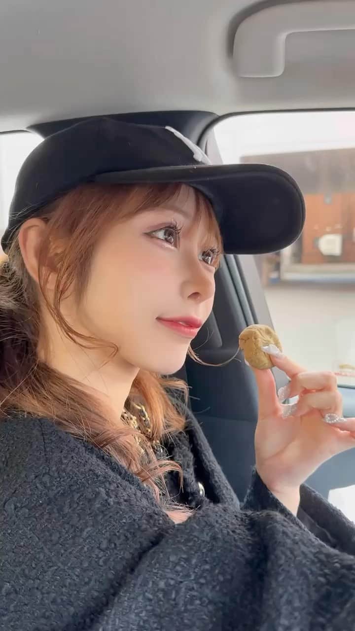のインスタグラム：「栗きんとん初めて食べた！しかも北海道で🌰♡ 美味しかった〜こぼしてるけど🤣🤣🤣」