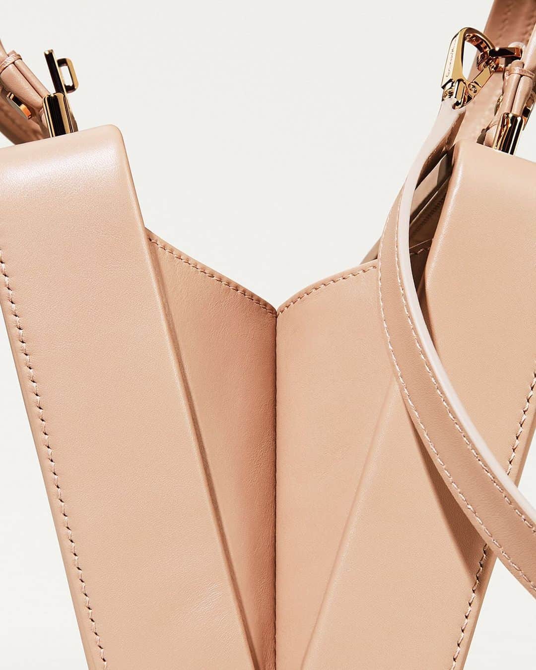 ジャンヴィートロッシのインスタグラム：「Gianvito Rossi's latest creation is about to be unveiled. Stay tuned.   #SayCiaoToValì #GianvitoRossi」