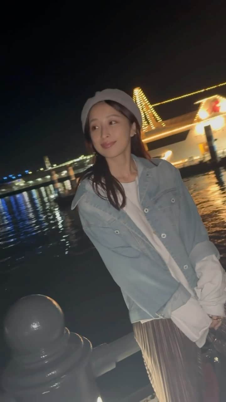のインスタグラム：「よこはま。 私のパワースポット。 マークイズの前がキラキラに なっていたよ⭐︎ 赤レンガ倉庫はフォトブックのロケ地。 改めてフォトブックは私の大好きな場所が詰まってます。 . みんなの横浜のおすすめスポットは？😍  #横浜　#みなとみらい　#横浜デートスポット #横浜おすすめ　#夜景 #yokohama #minatomirai  #팔로우환영 #일상　#일상기록　#오오티디　#패션그램」