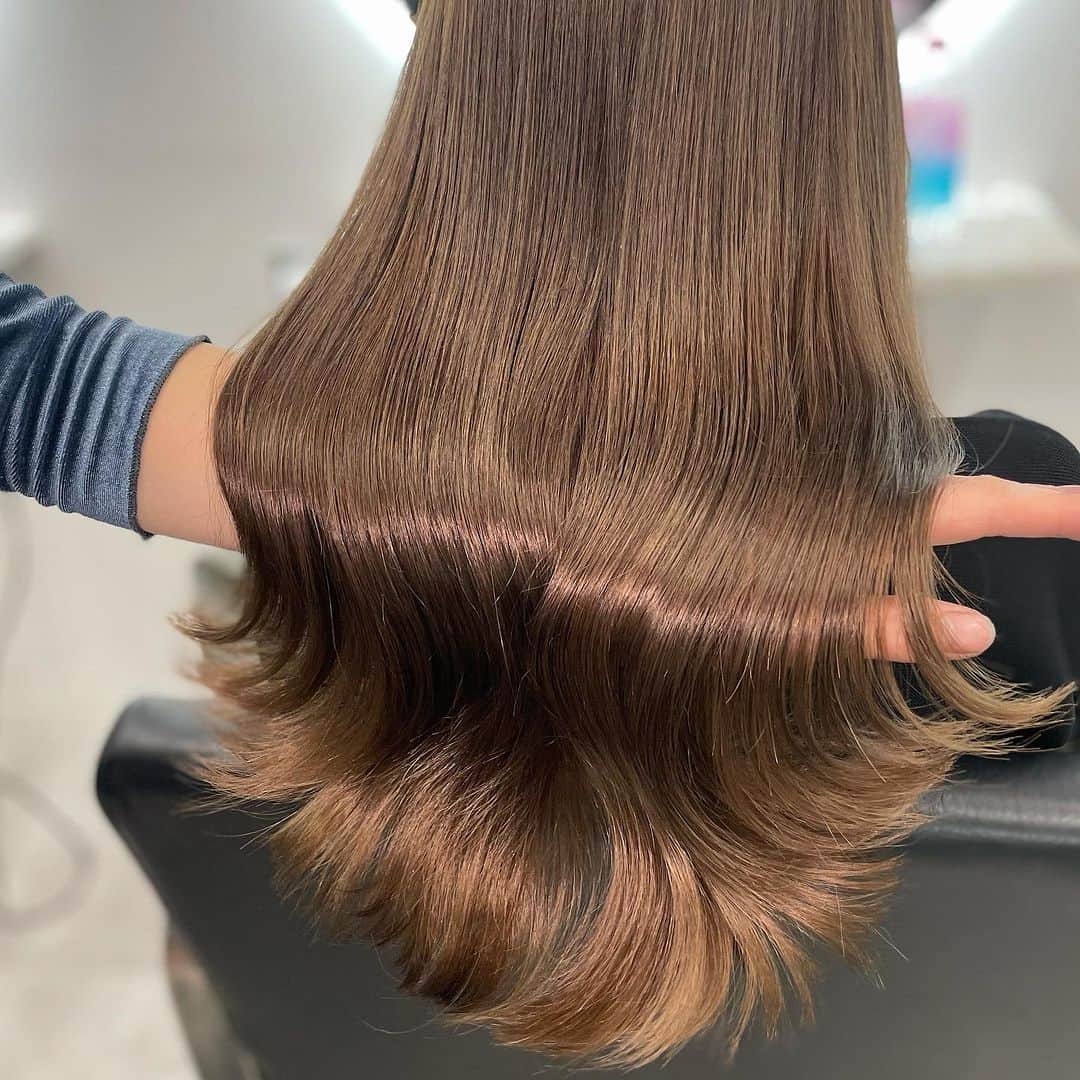 飛田彩のインスタグラム：「こっくりブラウンベージュ♡  ブリーチなしでできます✴︎  写真のような艶々になりたい方はトリートメント追加がおすすめです🧚」