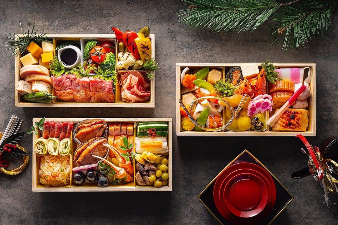ヒルトン東京さんのインスタグラム写真 - (ヒルトン東京Instagram)「毎年好評の日本料理「十二颯」のおせちを、今年は開業来初となる和洋中料理店3名の料理長コラボレーションおせちにバージョンアップして販売いたします。 ヒルトン東京3レストランの美味が詰まったおせちで、華やかな新年のお食事はいかがでしょうか🎍🧧 【開催情報】  予約期間  2023年9月15日（金）～　12月26日（火） 先着100個の販売となります お引渡し期間  2023年12月31日（日）11:00～17:00　/　2024年1月1日（元日）9:00～13:00 お引渡し場所  日本料理「十二颯」（2階）  We’ve amped up our annual “Junisoh” Japanese New Year’s feast with some appetising new editions!  Three top chefs – specialising in Japanese, Western, and Chinese cuisines – have teamed up to deliver an exclusive osechi experience! Discover the flavours of Hilton Tokyo’s three fine restaurants in one exquisite package, and make your New Year’s celebrations all the more memorable 🎍🧧  Pre-order now to grab yourself one of just 100 sets!  Reservation Period:  Until December 26th (limited to the first 100 sets) Pickup dates: • December 31st, 11:00 - 17:00 • January 1st, 2024 (New Year’s Day), 9:00 - 13:00 Pickup Location:  Japanese Restaurant “Junisoh ” (2F) Price: ¥29,800 (tax included)  #ヒルトン #ヒルトン東京 #hilton #hiltontokyo #ホテル #hotel#Tokyorestaurant#tokyofood#おせち#お節料理#お節予約#2024年おせち#osechi#japanesetraditionalfood#japanesefood」10月16日 21時13分 - hiltontokyo