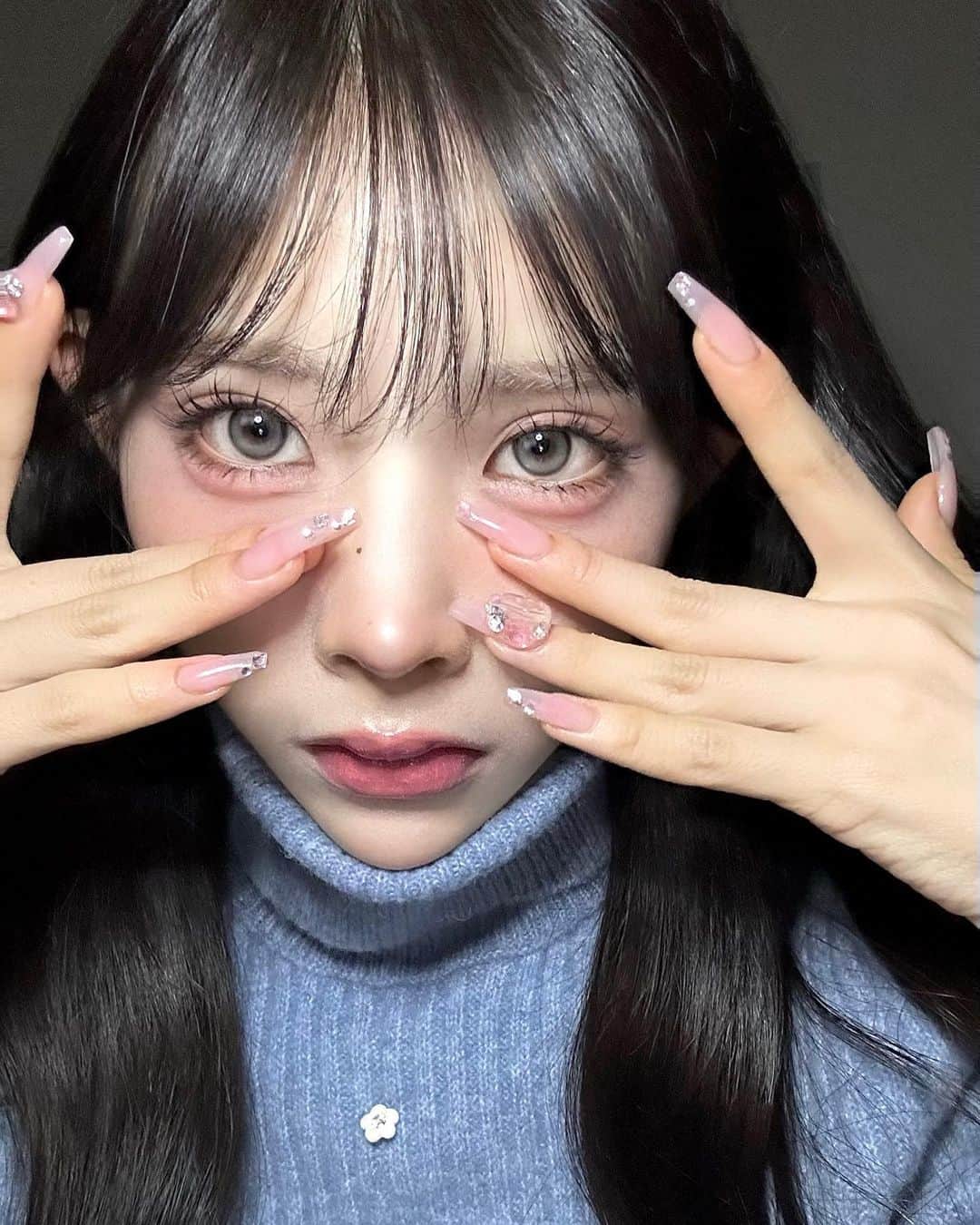 緩苺のインスタグラム：「ネイルとメイク🤍🩵🩷」