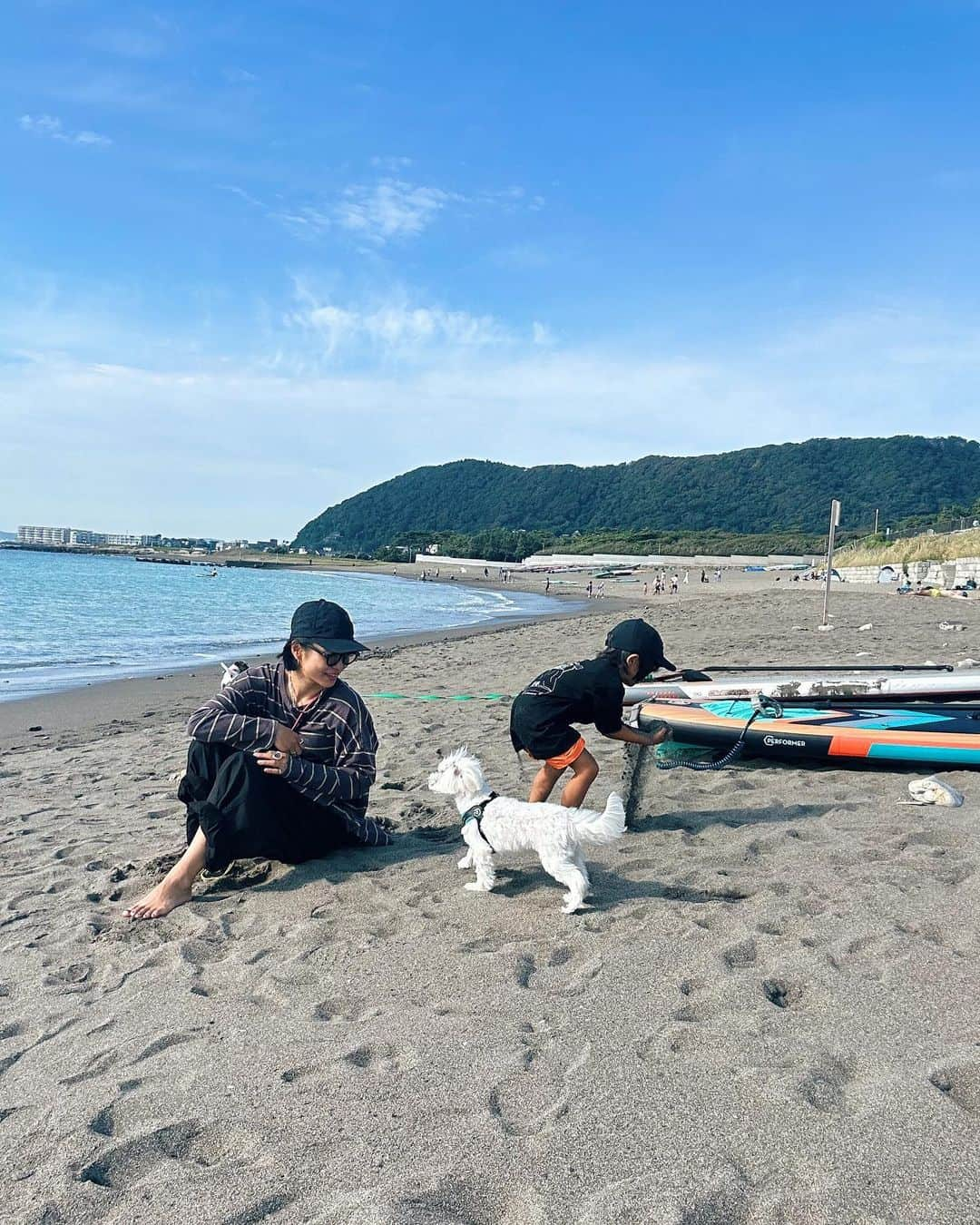 忍舞のインスタグラム：「友人の葉山の家に1泊。 👦🏾🐶連れて  たのしかった。  美味しいのたべて 笑って 海でのんびりして  またいこーっと。  #葉山旅」