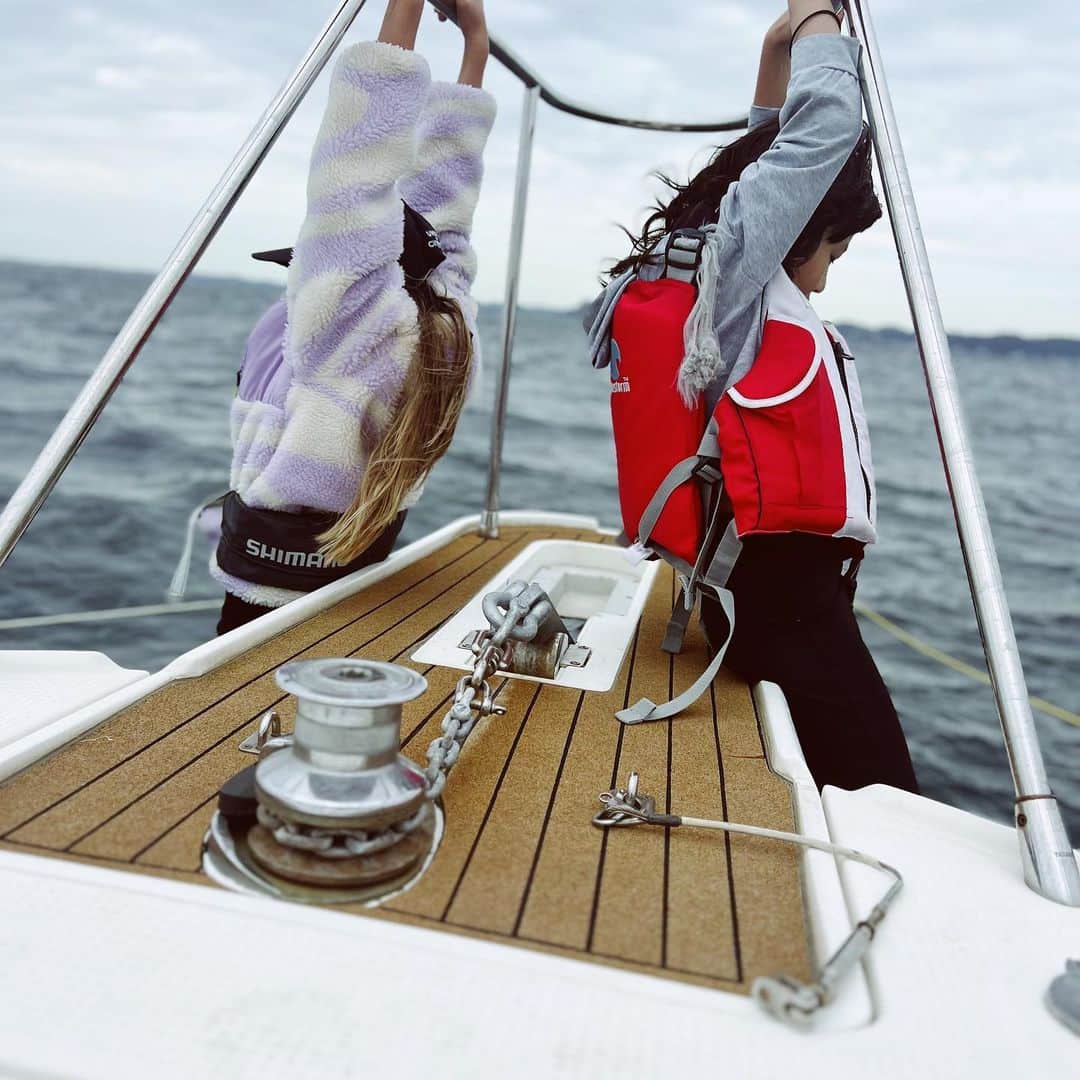 西山美希子さんのインスタグラム写真 - (西山美希子Instagram)「海の生活も秋色になってきました。釣れる魚も変わって🐟、船のうえも寒くなってきました。船から海に飛び込んでたあの頃が懐かしい気もするけど、寒い寒いと毛布にくるまりながら眺める海もスキです。」10月16日 21時15分 - mariaclove