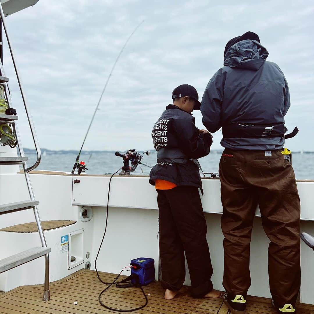 西山美希子のインスタグラム：「海の生活も秋色になってきました。釣れる魚も変わって🐟、船のうえも寒くなってきました。船から海に飛び込んでたあの頃が懐かしい気もするけど、寒い寒いと毛布にくるまりながら眺める海もスキです。」